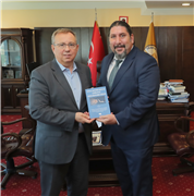 PROF. DR. AHMET ATAKİŞİ, EDİTÖRLÜĞÜNÜ YAPTIĞI KİTABI REKTÖR PROF. DR. ERHAN TABAKOĞLU’NA TAKDİM ETTİ