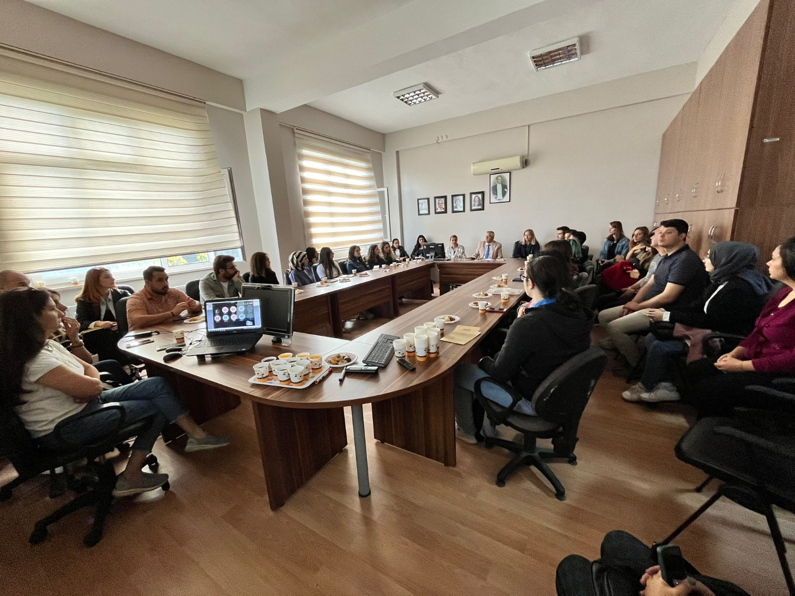 SOSYAL BİLİMLER ENSTİTÜSÜ LİSANSÜSTÜ ÖĞRENCİLERİ İÇİN ORYANTASYON TOPLANTISI GERÇEKLEŞTİRİLDİ