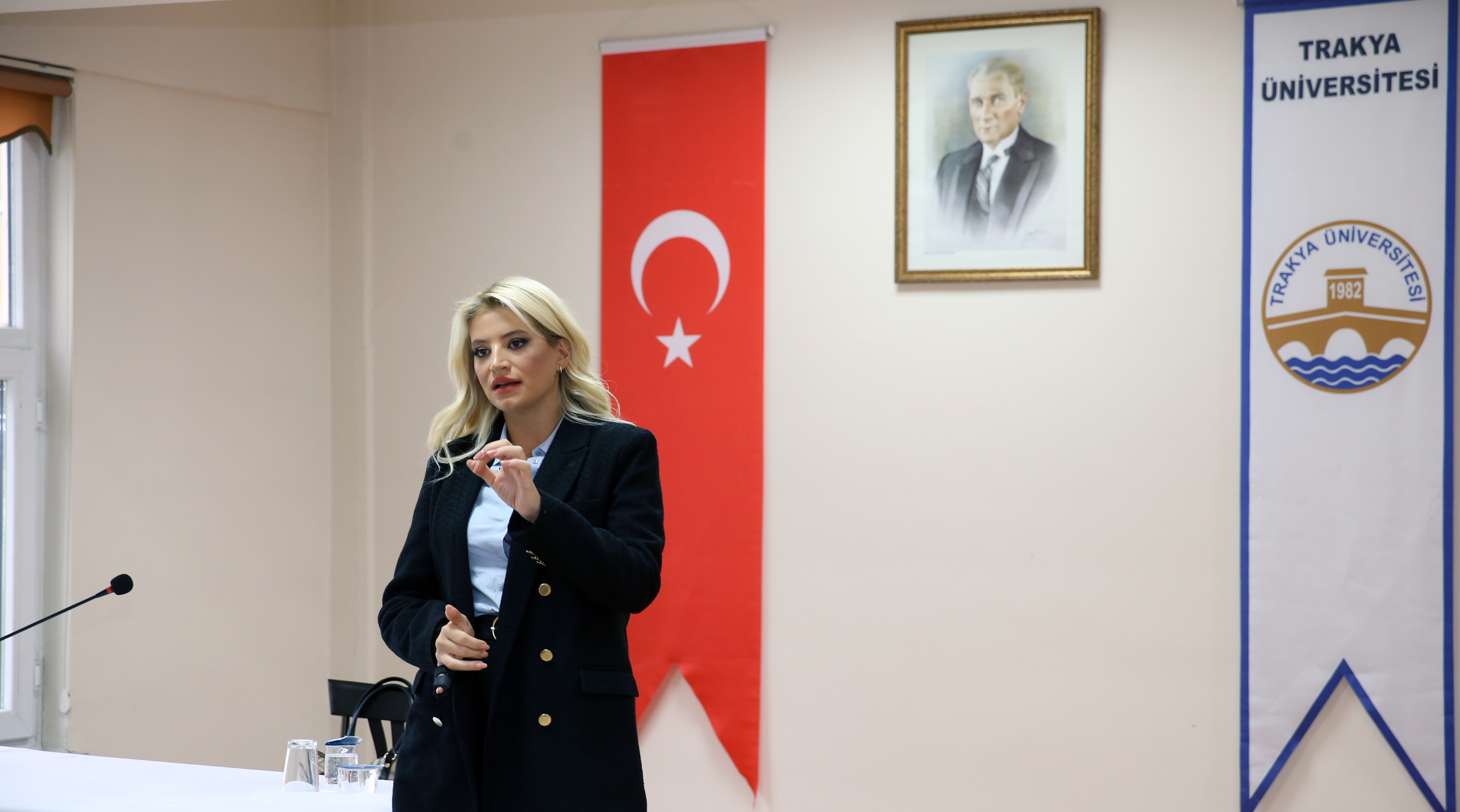 CNN TÜRK HABER SPİKERİ GÖKSÜ ÖNGÖREN ÖZGÜR, TRAKYA ÜNİVERSİTESİ ÖĞRENCİLERİYLE BİR ARAYA GELDİ