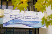 TRAKYA ÜNİVERSİTESİNİN GİRİŞİMLERİ İLE BALKAN ÜNİVERSİTELER BİRLİĞİ VE KARADENİZ ÜNİVERSİTELER BİRLİĞİNİN ORTAKLAŞA GERÇEKLEŞTİRDİĞİ “BALKANLAR VE KARADENİZ BÖLGESİNDE DİYALOG VE İŞ BİRLİĞİ KONGRESİ” YÖK BAŞKANI PROF. DR. EROL ÖZVAR’IN KATILIMI İLE BAŞLADI