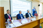 BALKANLAR VE KARADENİZ BÖLGESİNİN ÖNEMLİ KURUM VE İSİMLERİNİ BİR ARAYA GETİREN KONGRE, DEĞERLENDİRMELER VE AİLE FOTOĞRAFI ÇEKİLMESİYLE SONA ERDİ