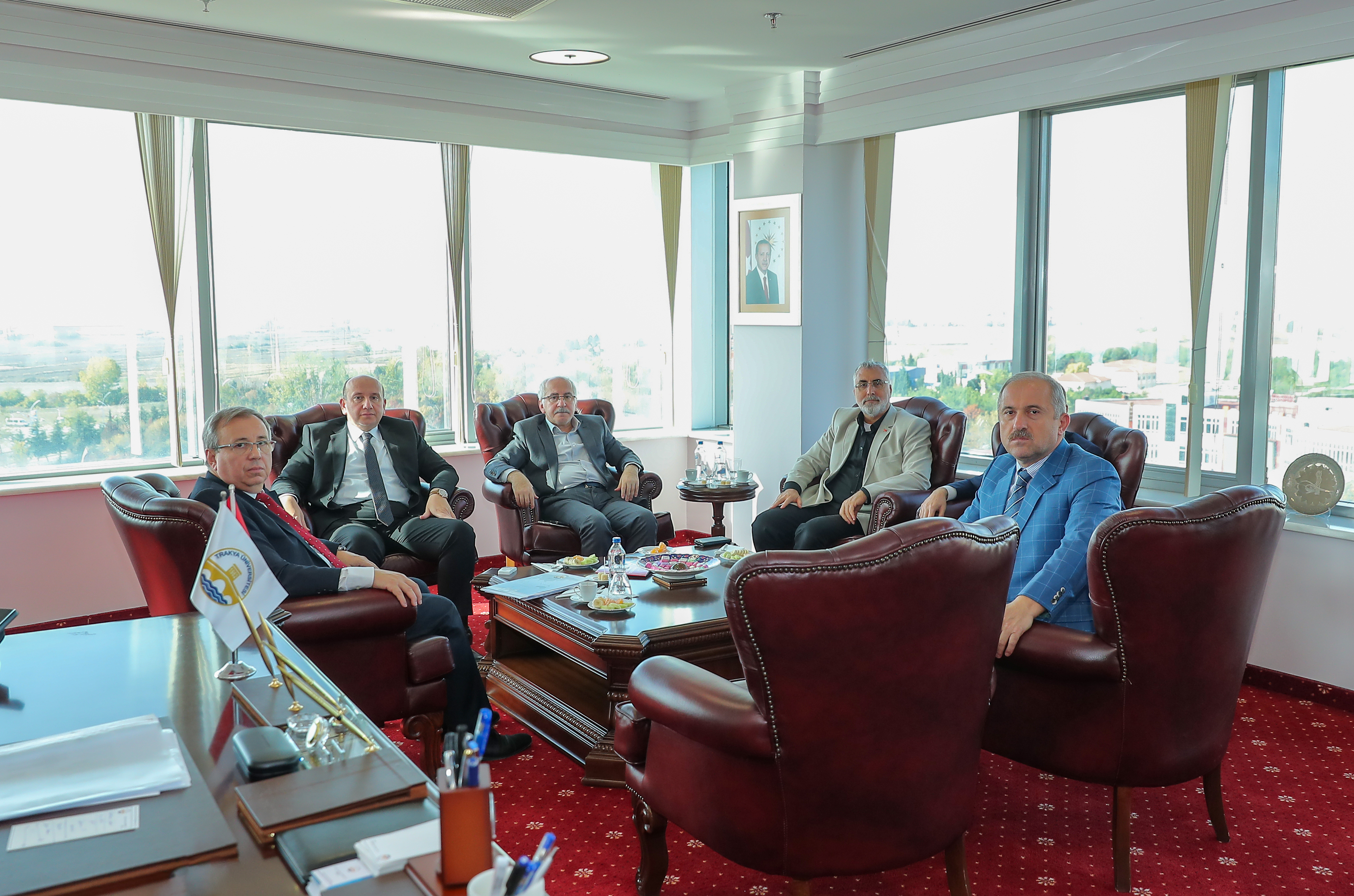 TRAKYA ÜNİVERSİTESİ REKTÖRÜ PROF. DR. ERHAN TABAKOĞLU, CUMHURBAŞKANLIĞI SOSYAL POLİTİKALAR KURULU BAŞKANVEKİLİ PROF. DR. VEDAT IŞIKHAN İLE BAŞKAN YARDIMCISI PROF. DR. LÜTFİHAK ALPKAN’I AĞIRLADI