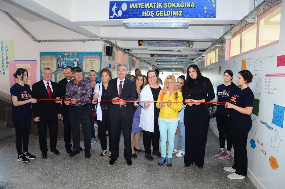 DOÇ. DR. AYLİN GÜRBÜZ VE ÜMMÜHAN TUTAK TARAFINDAN HAZIRLANAN MATEMATİK SOKAĞI’NIN AÇILIŞI GERÇEKLEŞTİRİLDİ