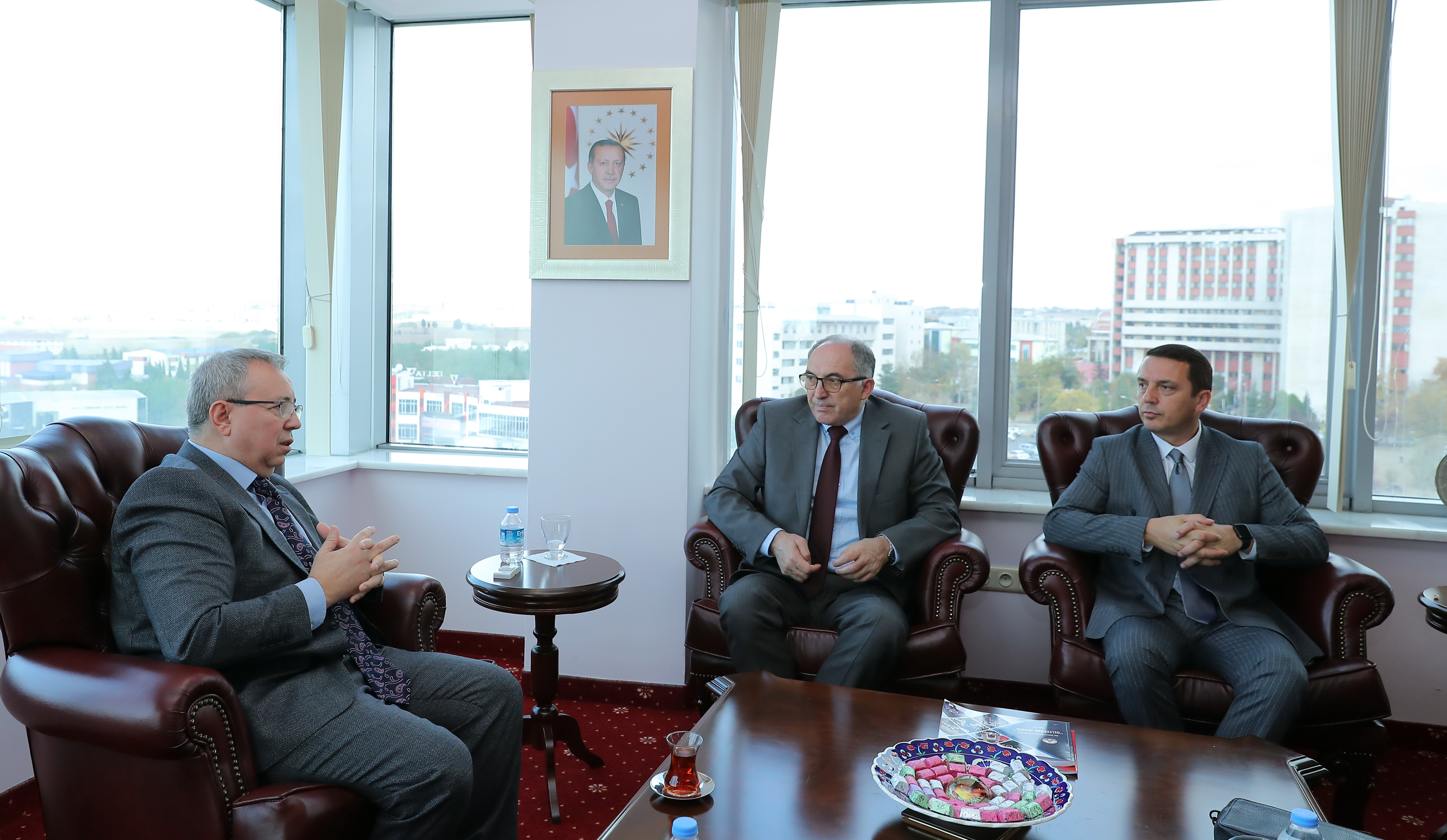 TRAKYA ÜNİVERSİTESİ REKTÖRÜ PROF. DR. ERHAN TABAKOĞLU PRİZREN BELEDİYE BAŞKANI SHAKİR TOTAJ VE BERABERİNDEKİ HEYETİ AĞIRLADI