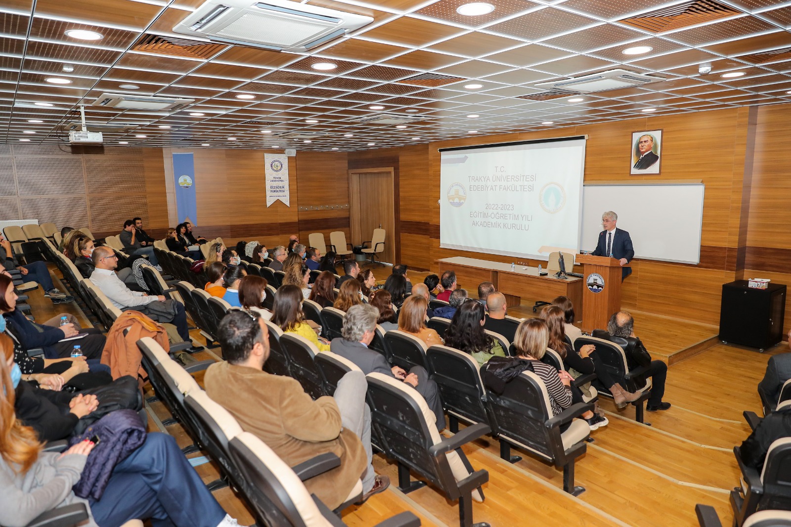 TRAKYA ÜNİVERSİTESİ EDEBİYAT FAKÜLTESİ 2022-2023 EĞİTİM-ÖĞRETİM YILI AKADEMİK KURUL TOPLANTISI YAPILDI