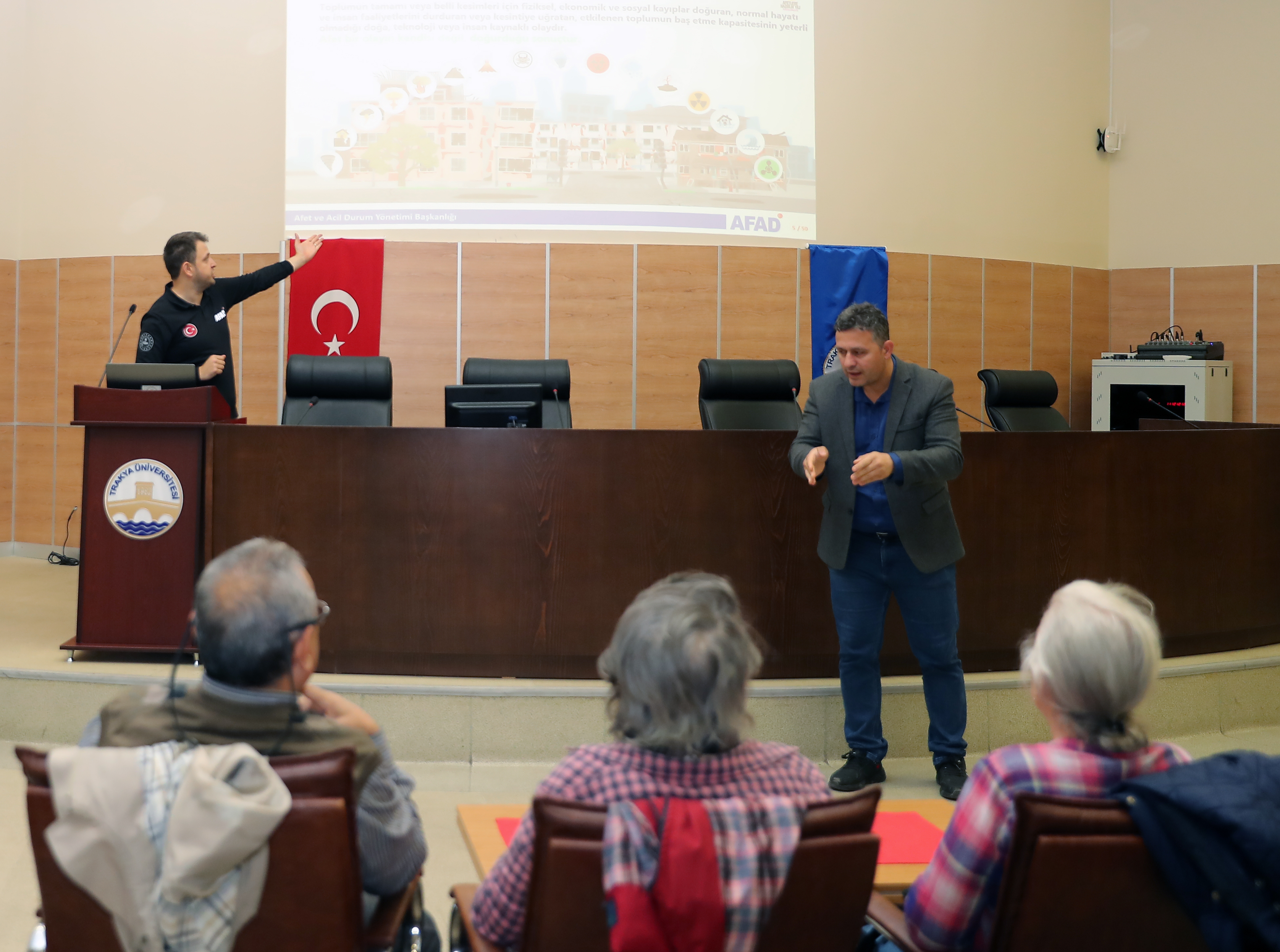 TRAKYA ÜNİVERSİTESİNDE İŞİTME ENGELLİ BİREYLER İÇİN AFET EĞİTİMİ