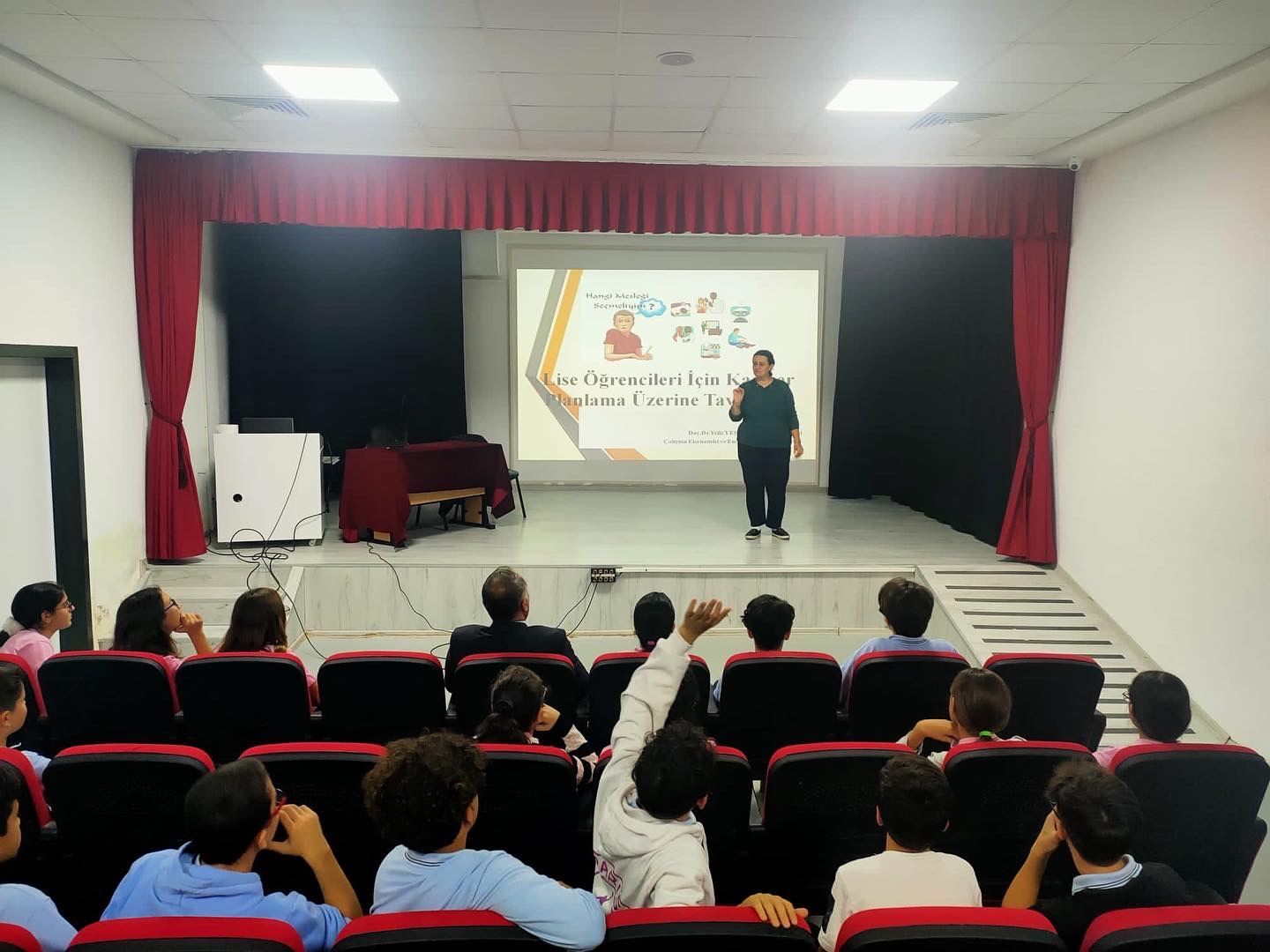 DOÇ. DR. YELİZ YEŞİL,  ORTAOKUL ÖĞRENCİLERİNE YÖNELİK KARİYER PLANLAMA ETKİNLİĞİNE KATILDI
