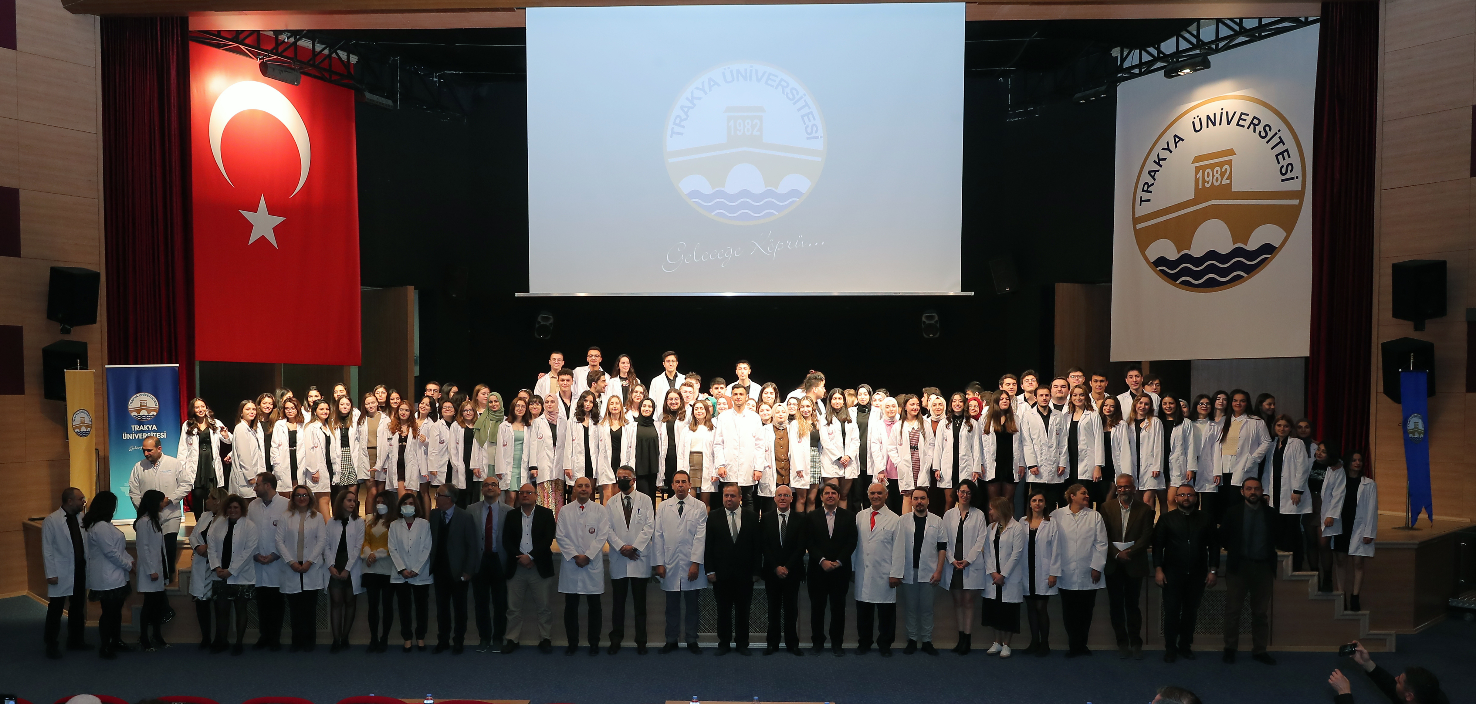 TRAKYA ÜNİVERSİTESİNİN GENÇ DİŞ HEKİMLERİ BEYAZ ÖNLÜKLERİNİ GİYDİ