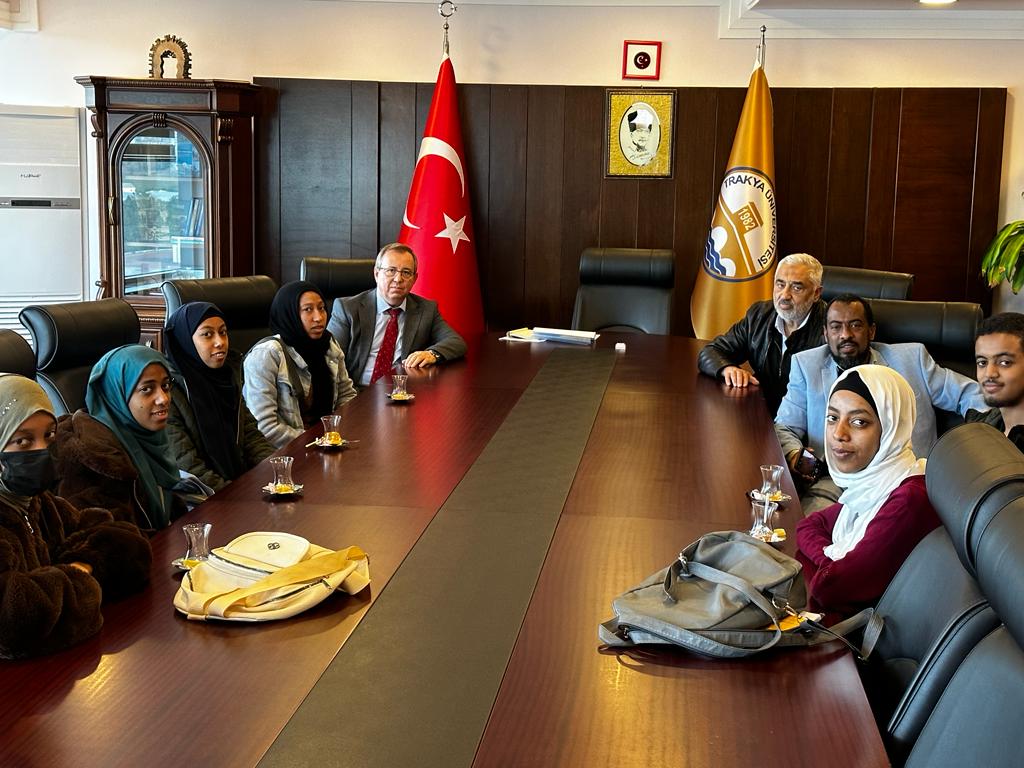 TRAKYA ÜNİVERSİTESİ REKTÖRÜ PROF. DR. ERHAN TABAKOĞLU’NA ETİYOPYALI ÖĞRENCİLERDEN ZİYARET