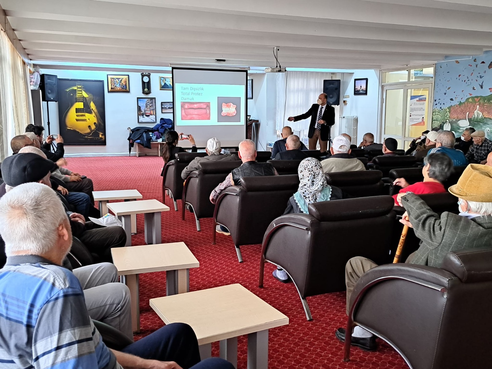 TRAKYA ÜNİVERSİTESİ AĞIZ VE DİŞ SAĞLIĞI TOPLULUĞU’NDAN HUZUREVİ ZİYARETİ