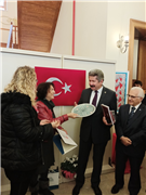 “KIRMIZI” ÇİNİ SERGİSİ FATİH SULTAN MEHMET VAKIF ÜNİVERSİTESİNDE YENİDEN SANATSEVERLERLE BULUŞTU 