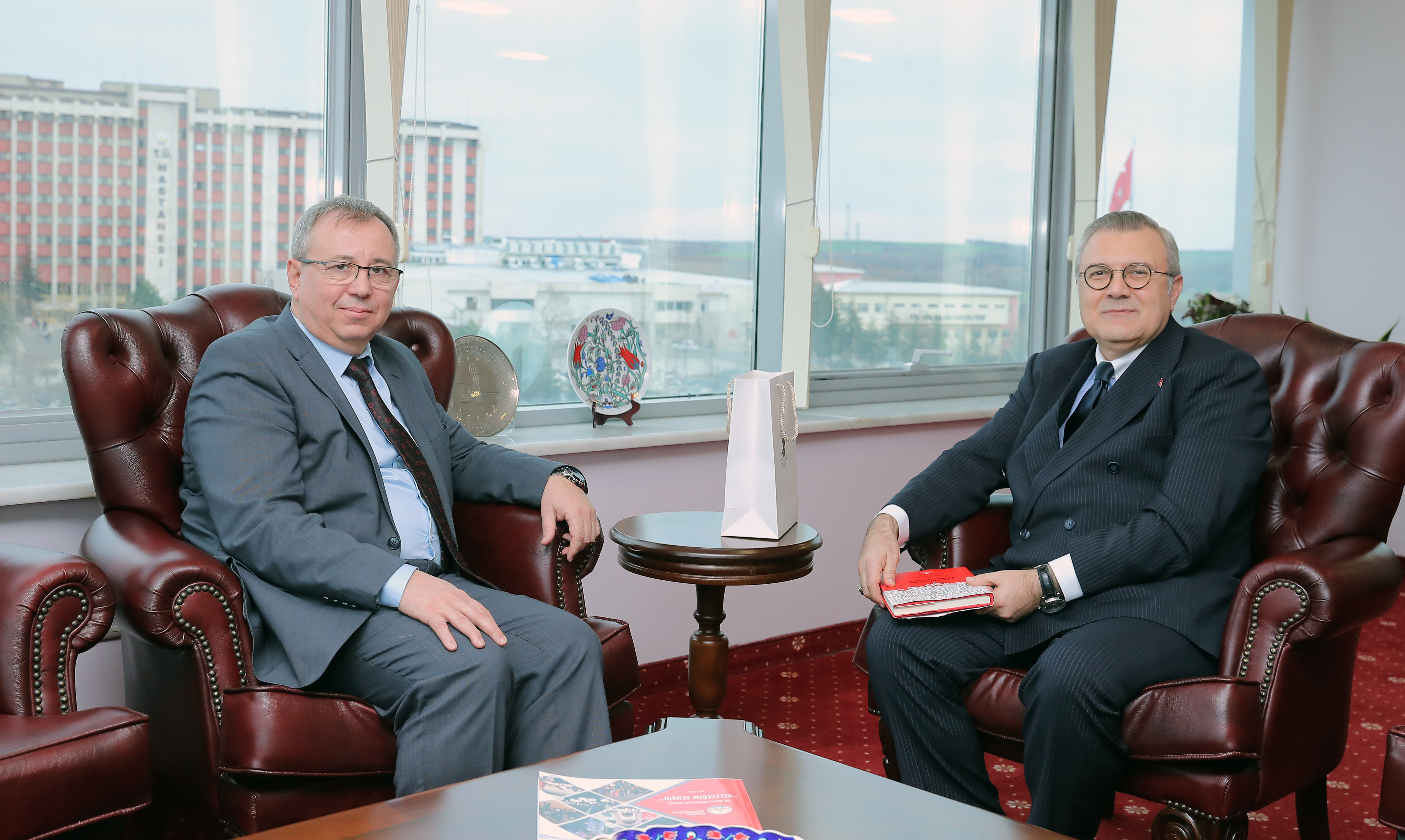 REKTÖR PROF. DR. ERHAN TABAKOĞLU, DIŞİŞLERİ BAKANLIĞI EDİRNE TEMSİLCİSİ BÜYÜKELÇİ MURAT AHMET YÖRÜK’Ü AĞIRLADI