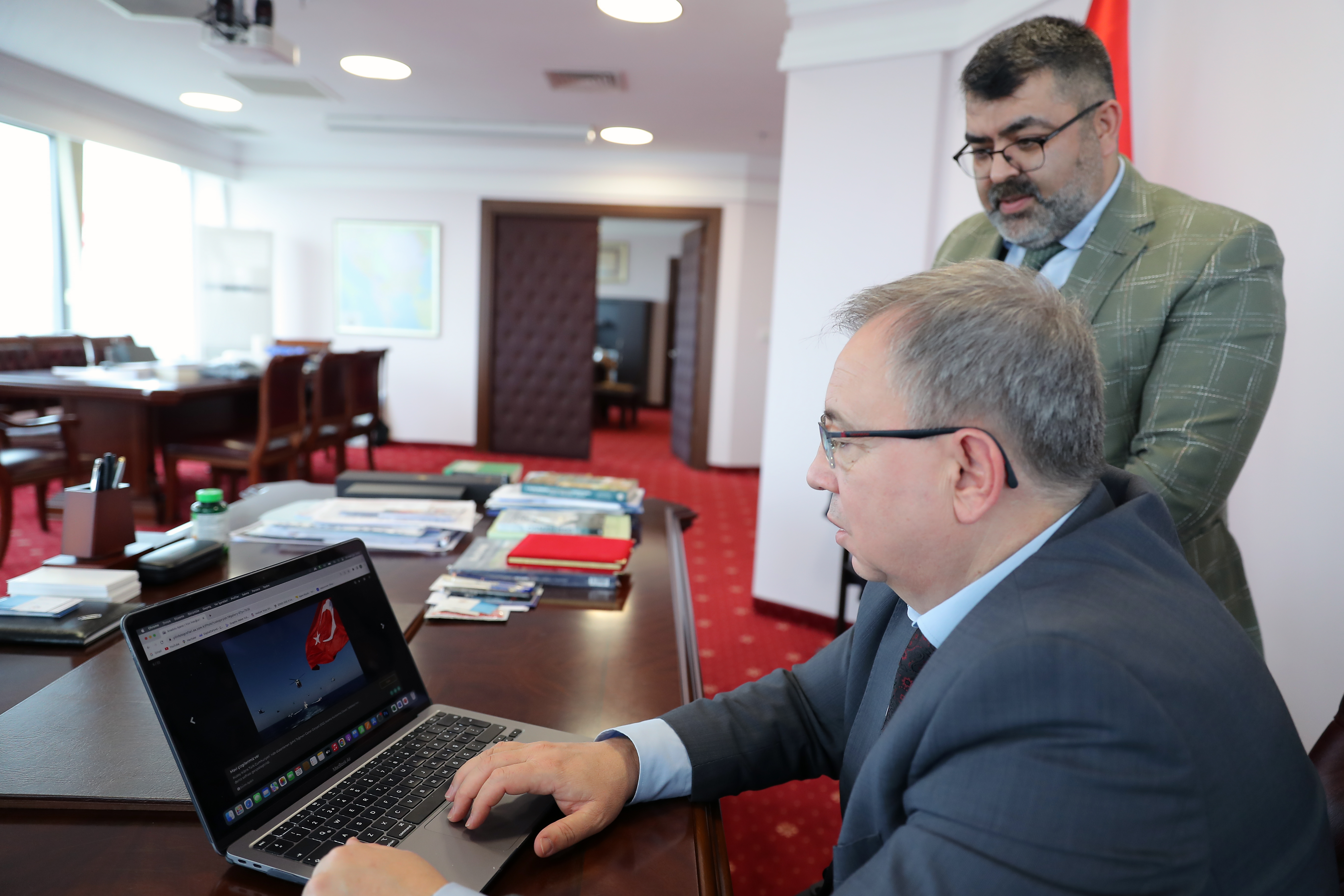 REKTÖR PROF. DR. ERHAN TABAKOĞLU, ANADOLU AJANSI’NIN “YILIN FOTOĞRAFLARI” OYLAMASINA KATILDI