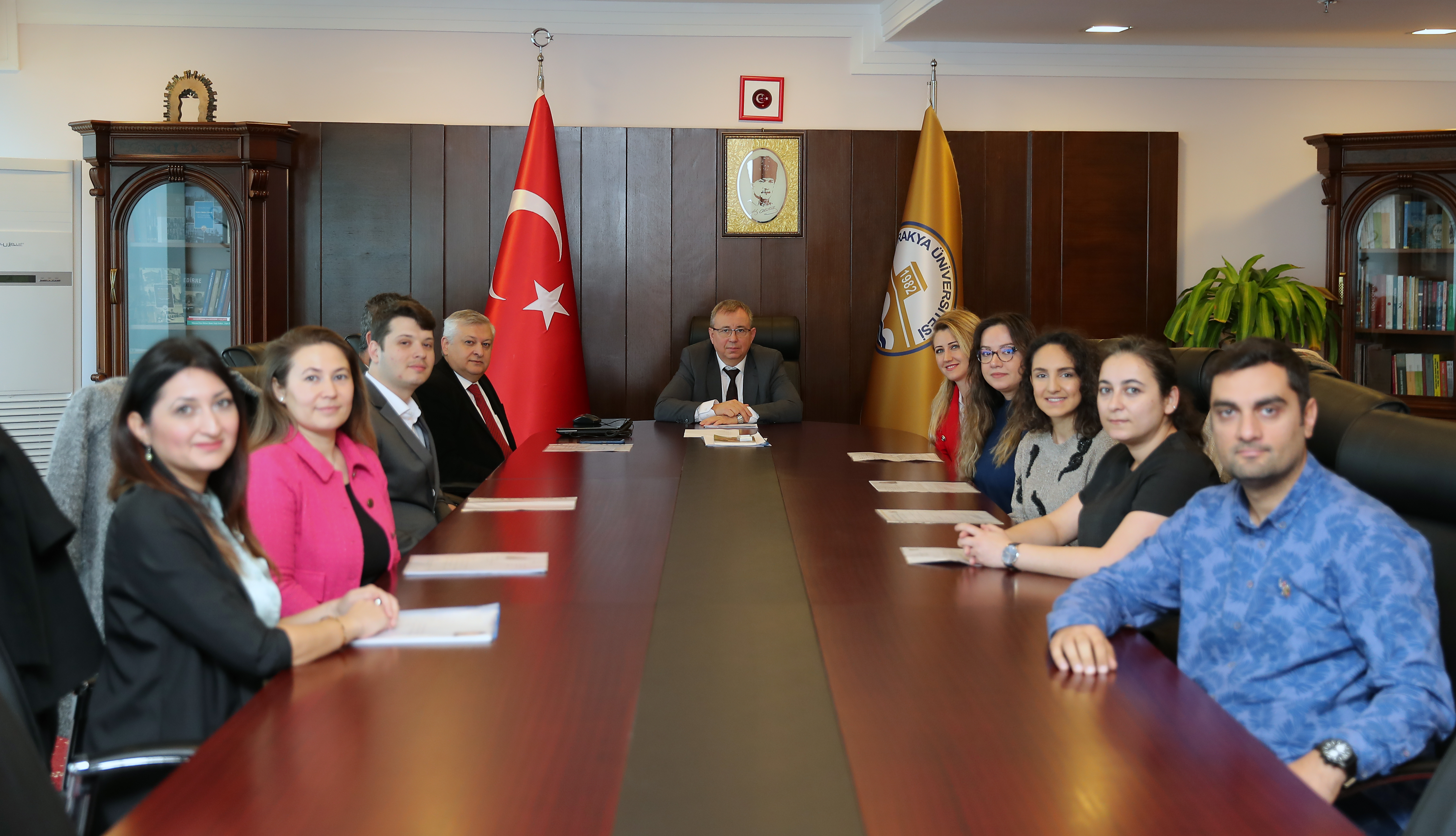 TRAKYA ÜNİVERSİTESİ SOSYAL BİLİMLER ENSTİTÜSÜ YÖK 100/2000 DOKTORA BURSLU ÖĞRENCİLERİ REKTÖR PROF. DR. ERHAN TABAKOĞLU’NU ZİYARET ETTİ