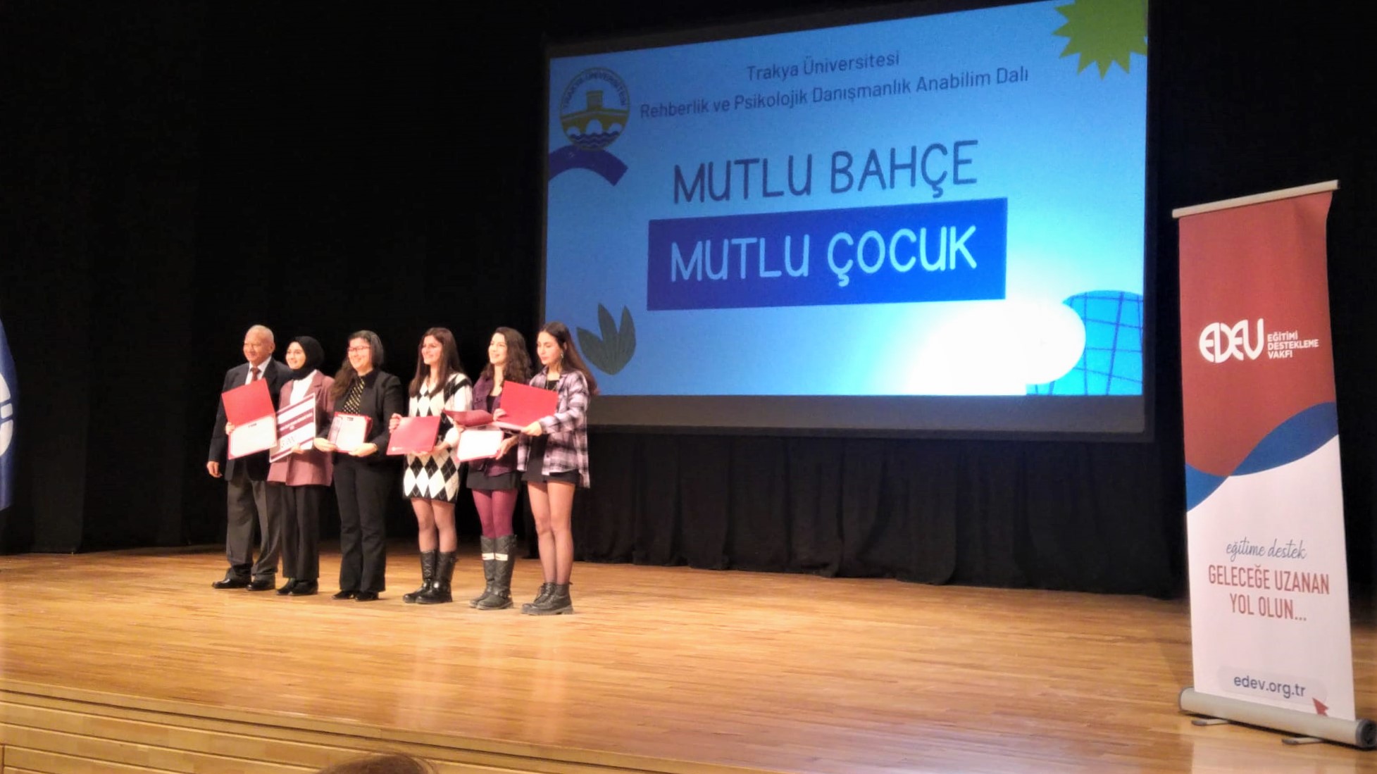 TRAKYA ÜNİVERSİTESİ ÖĞRENCİLERİNİN “MUTLU BAHÇE MUTLU ÇOCUK” PROJESİNE ÖDÜL