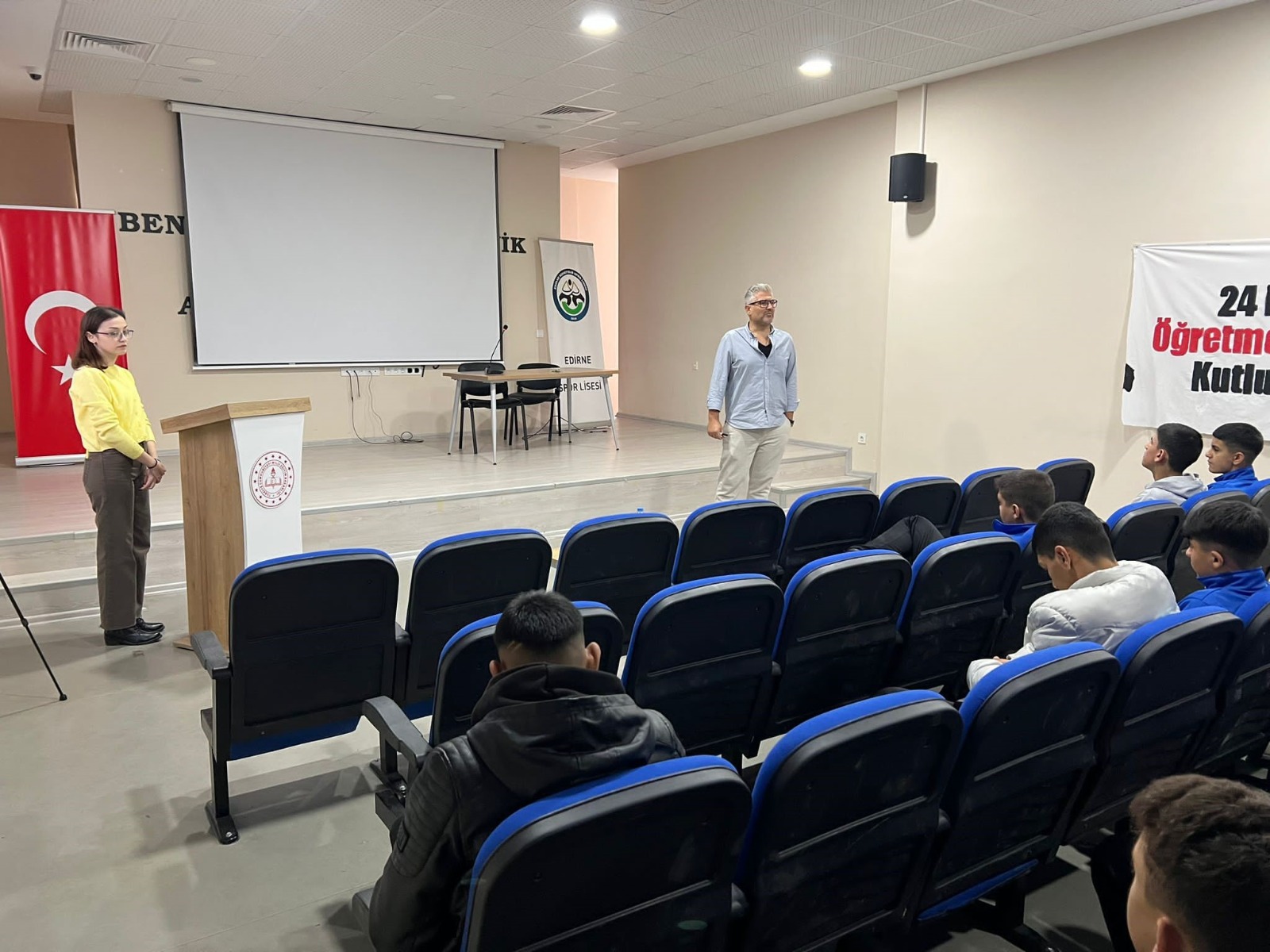 DOÇ. DR. DENİZ MERTKAN GEZGİN’DEN LİSE ÖĞRENCİLERİNE TEKNOLOJİ BAĞIMLILIĞI VE SİBER ZORBALIK SEMİNERİ