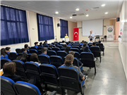 DOÇ. DR. DENİZ MERTKAN GEZGİN’DEN LİSE ÖĞRENCİLERİNE TEKNOLOJİ BAĞIMLILIĞI VE SİBER ZORBALIK SEMİNERİ
