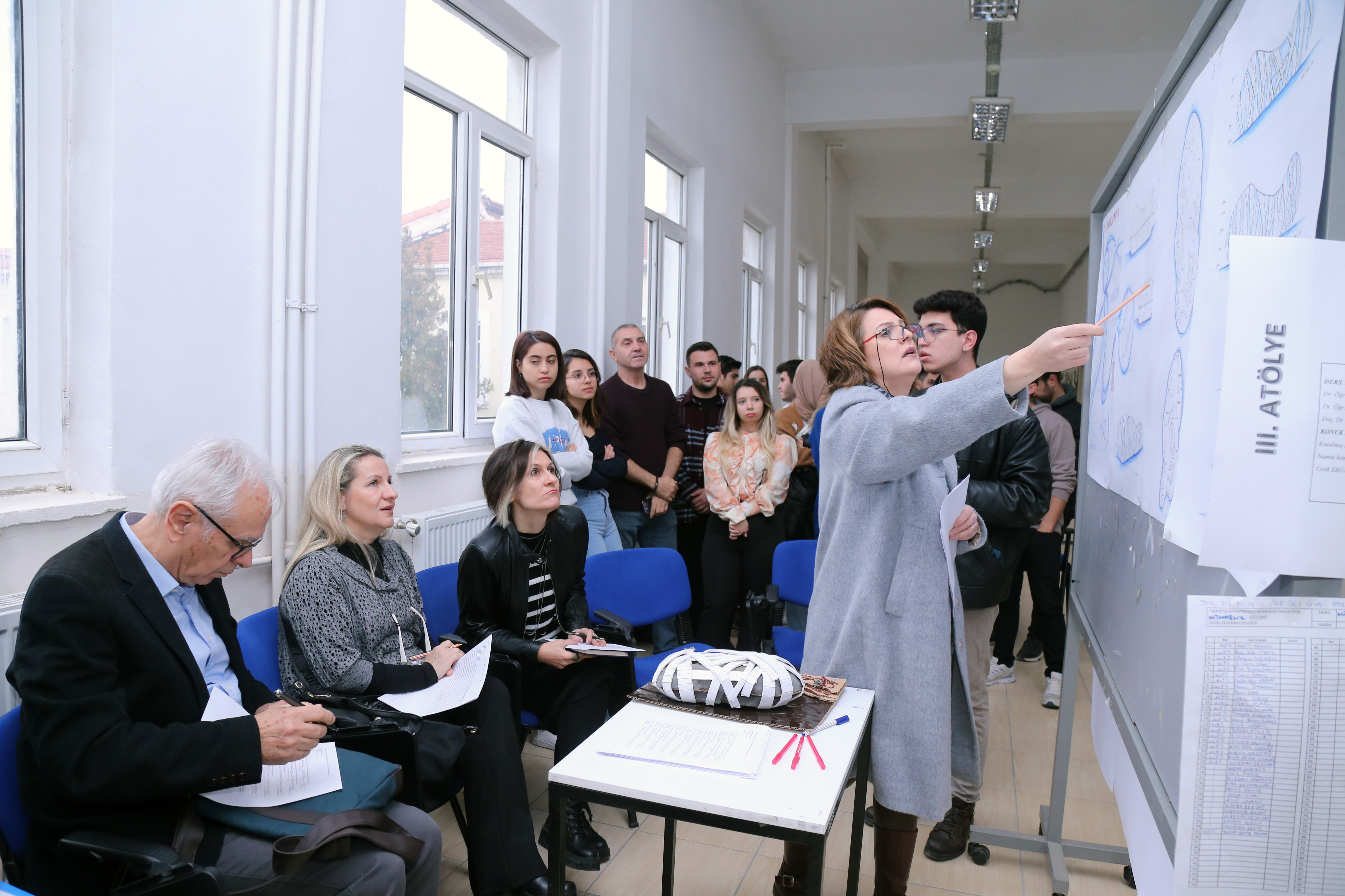 MİMARLIK FAKÜLTESİ ÖĞRENCİLERİ PROJELERİNİ JÜRİYE SUNDU