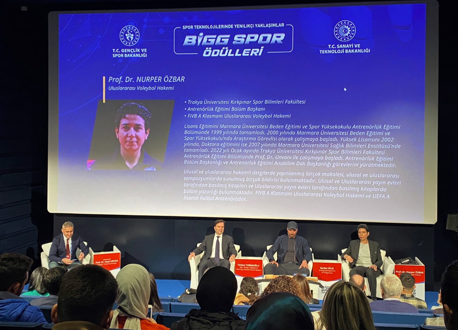 PROF. DR. NURPER ÖZBAR, SPORDA DİJİTAL DÖNÜŞÜME AYAK UYDURMAK PANELİNDE KONUŞTU