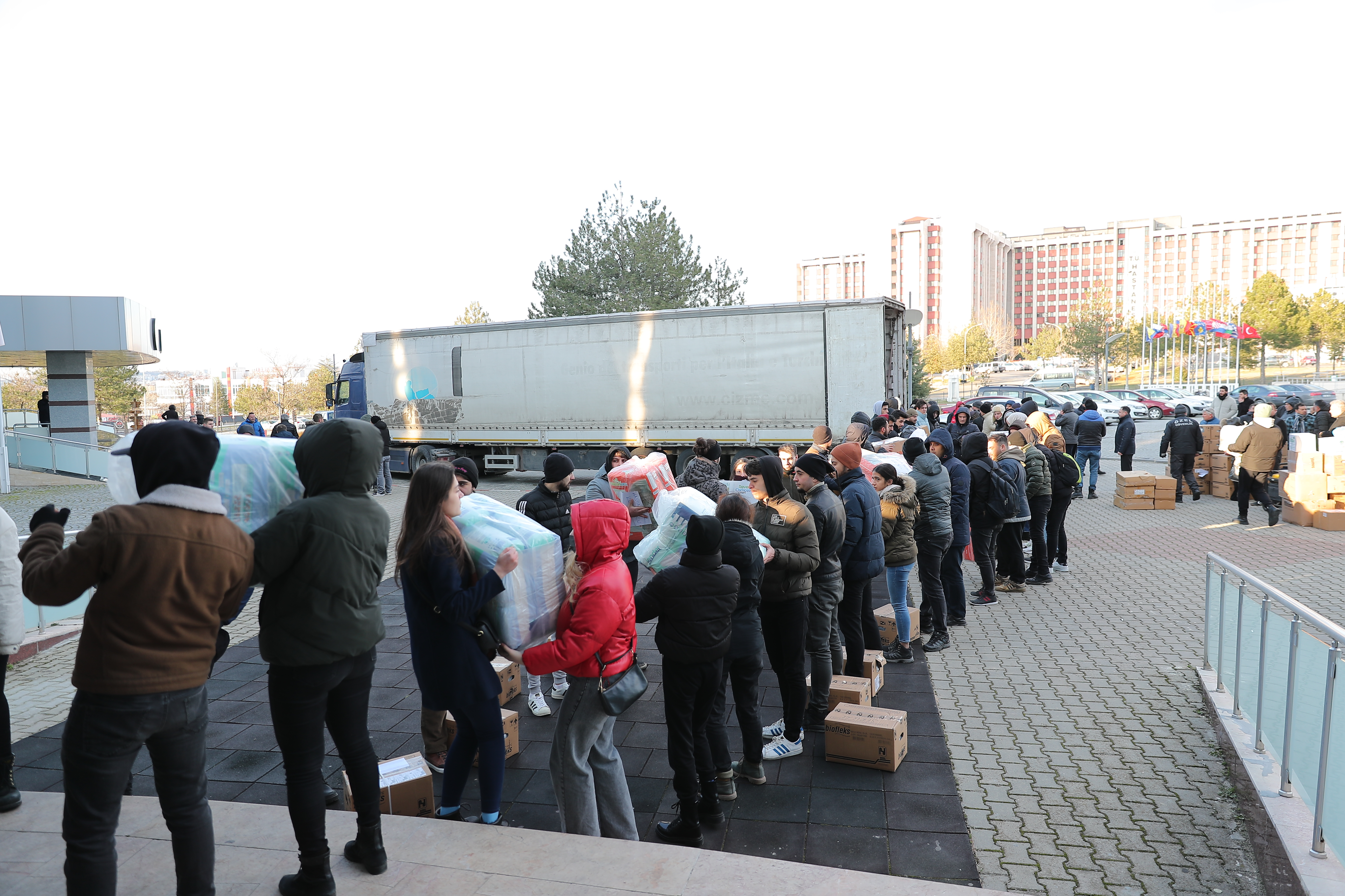 TRAKYA ÜNİVERSİTESİNDEN DEPREM BÖLGESİNE YARDIM VE DESTEKLER ARTARAK DEVAM EDİYOR