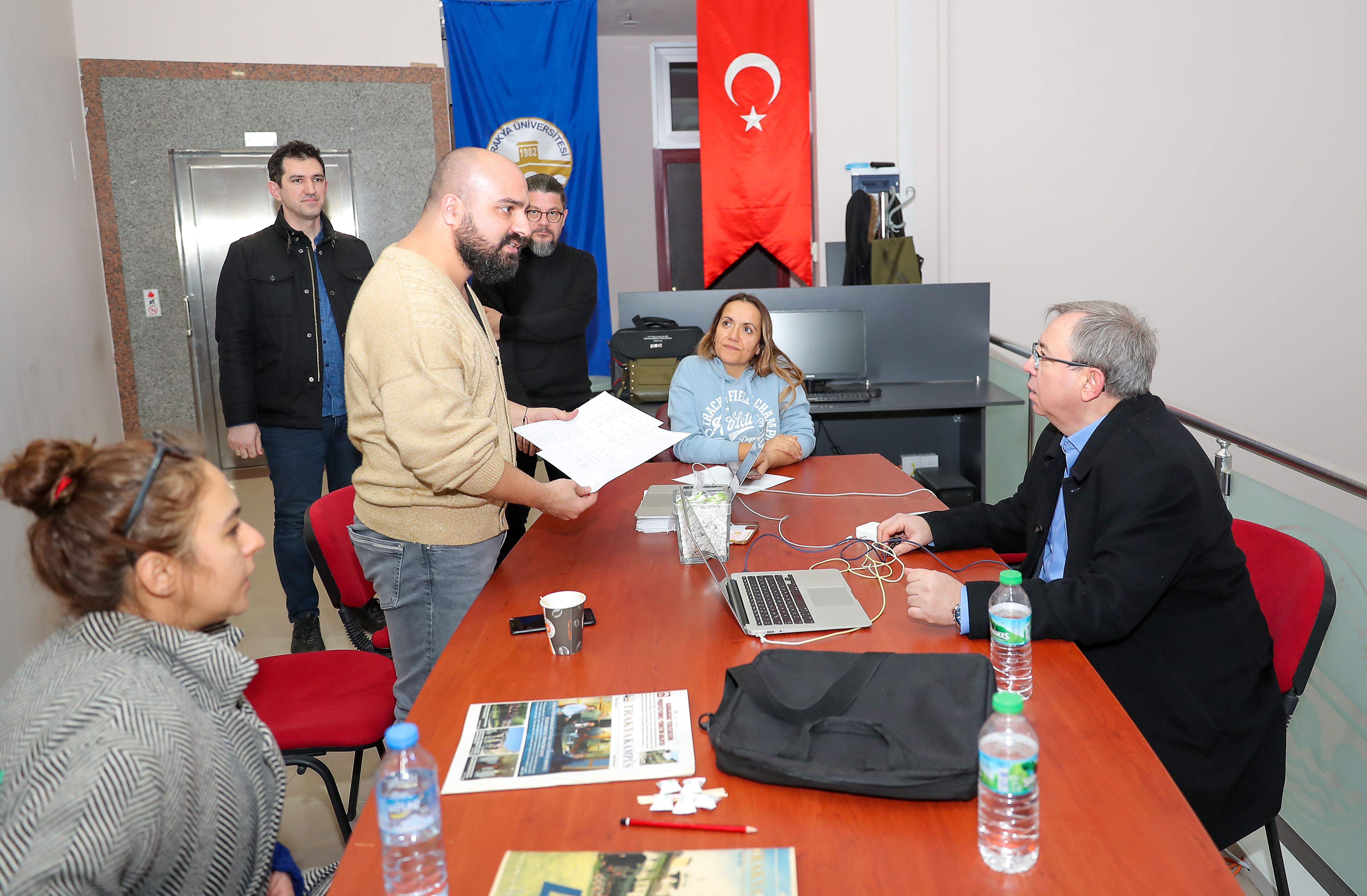 REKTÖR PROF. DR. ERHAN TABAKOĞLU’NDAN TRAKYA ÜNİVERSİTESİ DEPREM DESTEK MASASI’NA ZİYARET