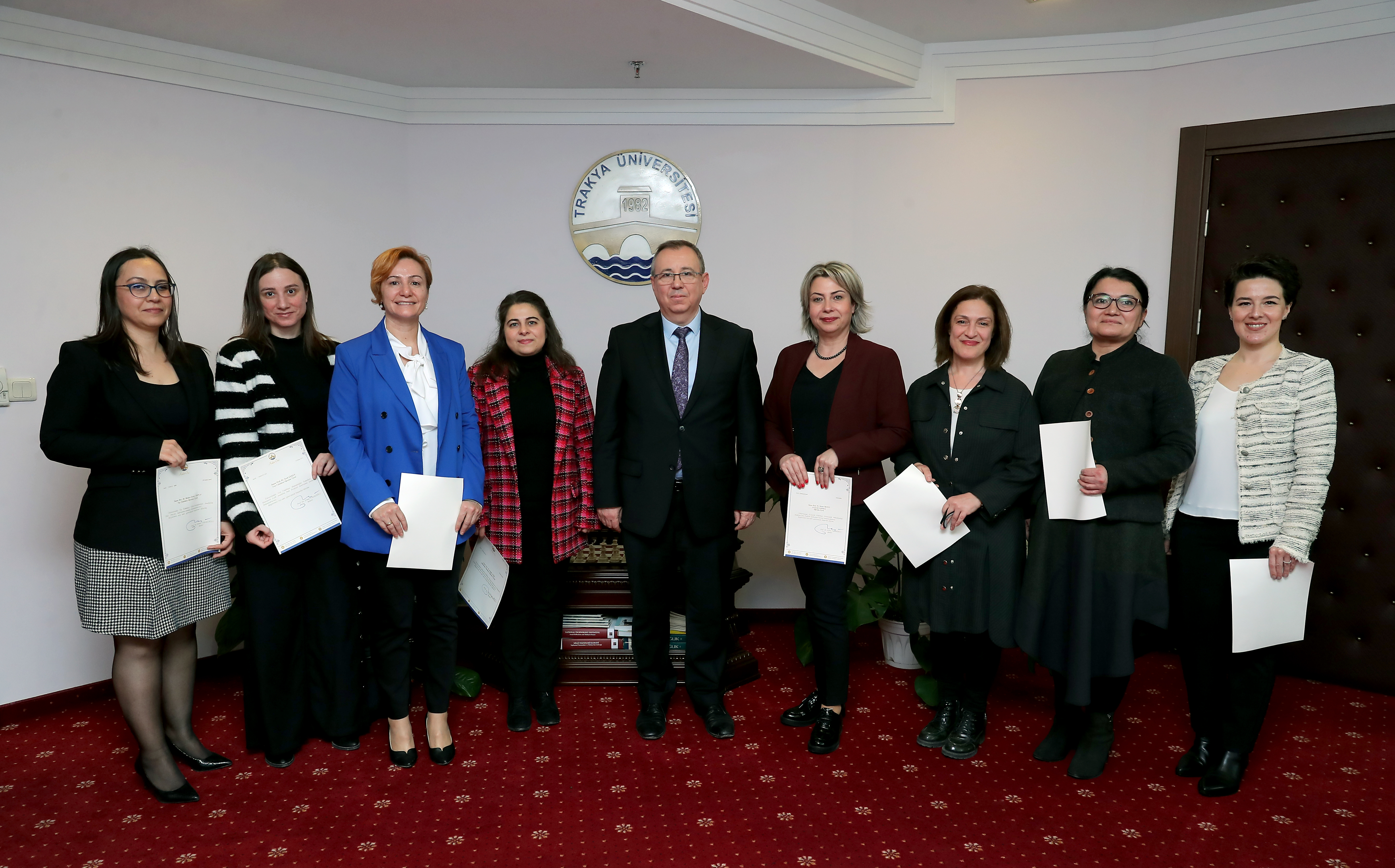PROFESÖRLÜĞE VE DOÇENTLİĞE YÜKSELEN AKADEMİSYENLERE BELGELERİ TAKDİM EDİLDİ