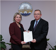 PROFESÖRLÜĞE VE DOÇENTLİĞE YÜKSELEN AKADEMİSYENLERE BELGELERİ TAKDİM EDİLDİ