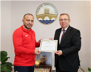 DÜNYA ŞAMPİYONU MİLLİ GÜREŞÇİ YASEMİN ADAR ve KADIN GÜREŞ MİLLİ TAKIMI TEKNİK DİREKTÖRÜ EFRAİM KAHRAMAN’IN DİPLOMA SEVİNCİ 