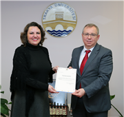 ÖĞRETİM ÜYELİĞİNE ATANAN AKADEMİSYENLERE BELGELERİ TAKDİM EDİLDİ