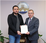 ÖĞRETİM ÜYELİĞİNE ATANAN AKADEMİSYENLERE BELGELERİ TAKDİM EDİLDİ