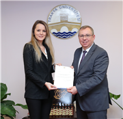 ÖĞRETİM ÜYELİĞİNE ATANAN AKADEMİSYENLERE BELGELERİ TAKDİM EDİLDİ