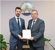 ÖĞRETİM ÜYELİĞİNE ATANAN AKADEMİSYENLERE BELGELERİ TAKDİM EDİLDİ