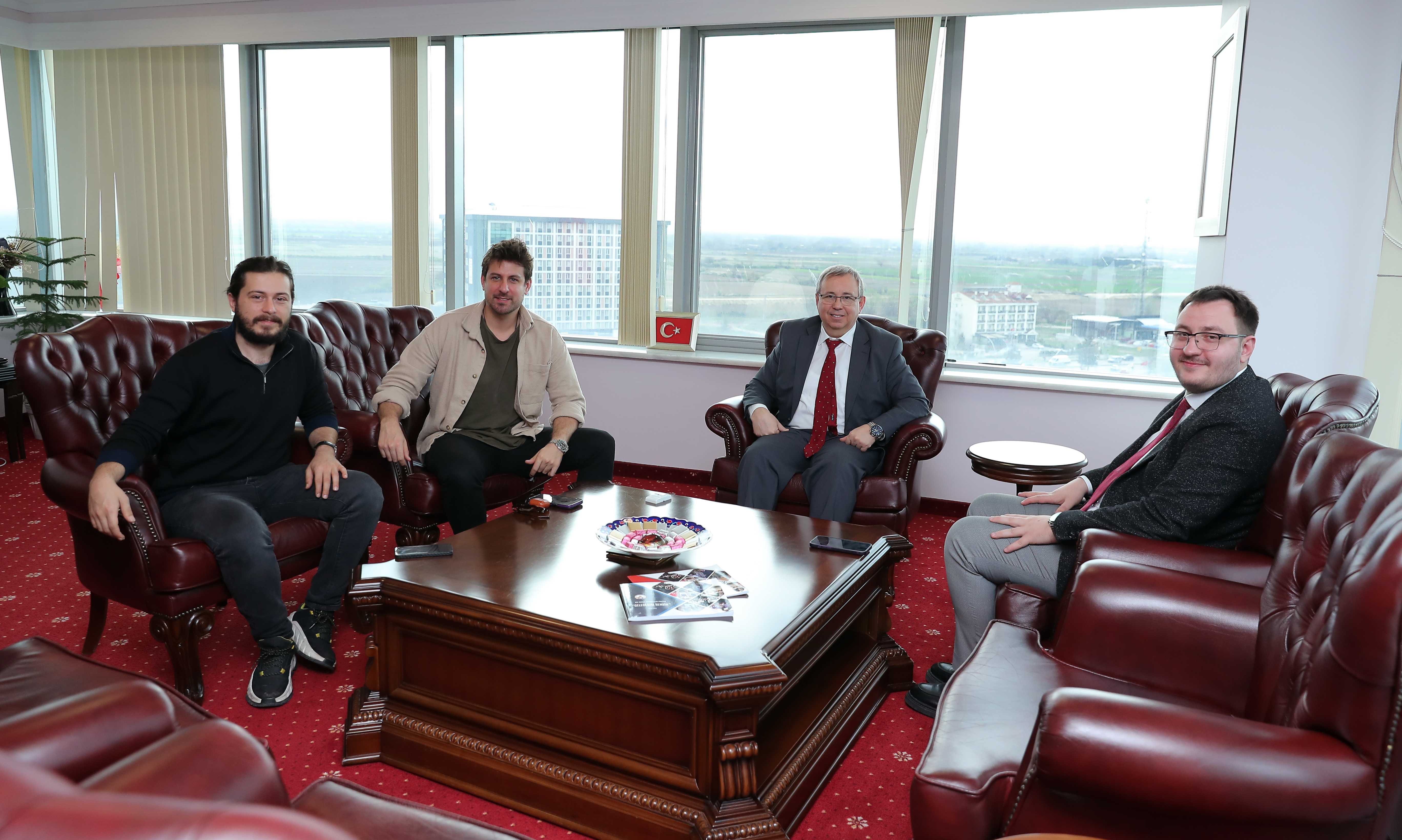 SİNEMA OYUNCUSU TUNCA VE YÖNETMEN DURSUNOĞLU’NDAN REKTÖR PROF. DR. ERHAN TABAKOĞLU’NA ZİYARET