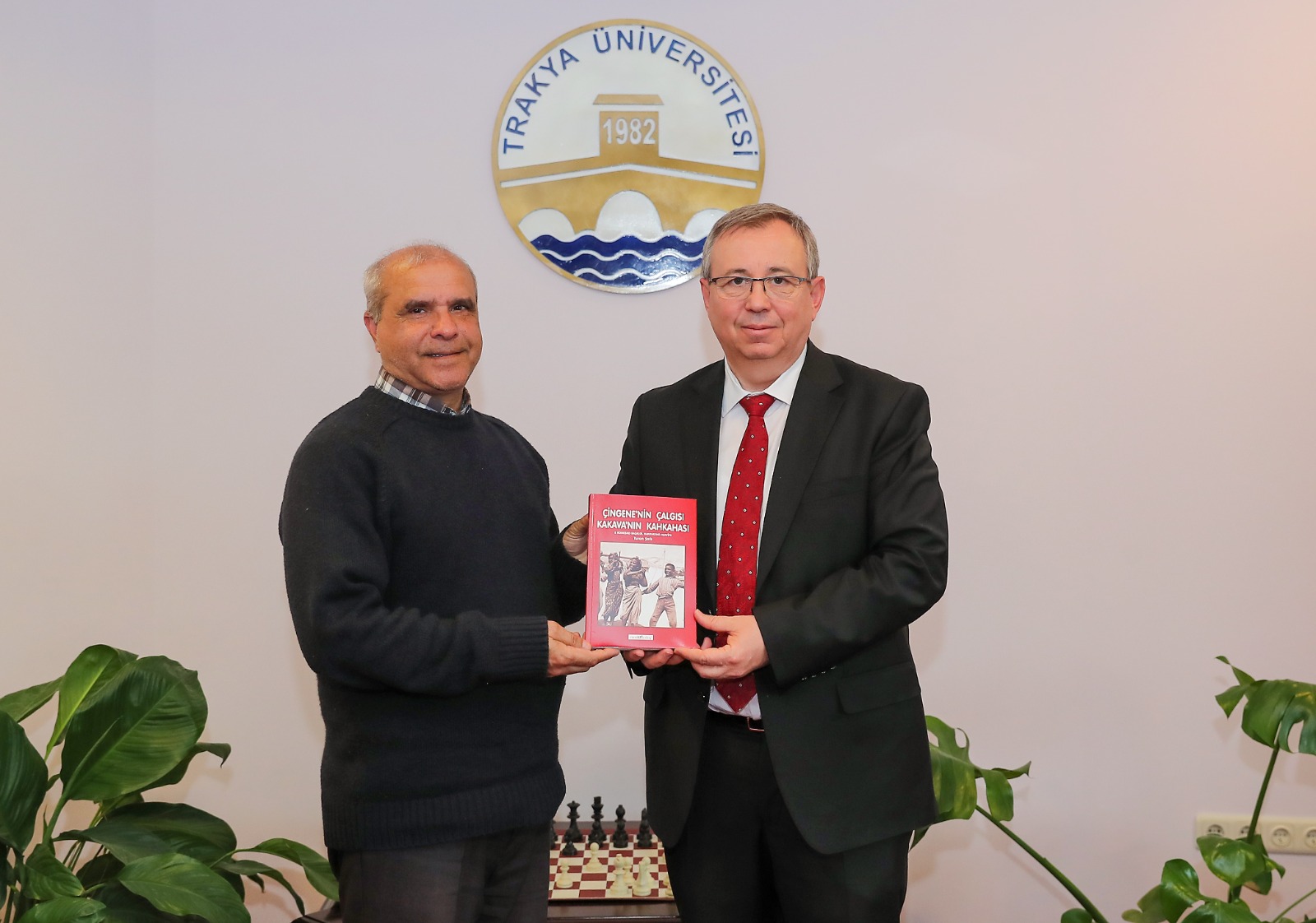 TURAN ŞALLI, İLK KİTABINI REKTÖR PROF. DR. ERHAN TABAKOĞLU’NA TAKDİM ETTİ