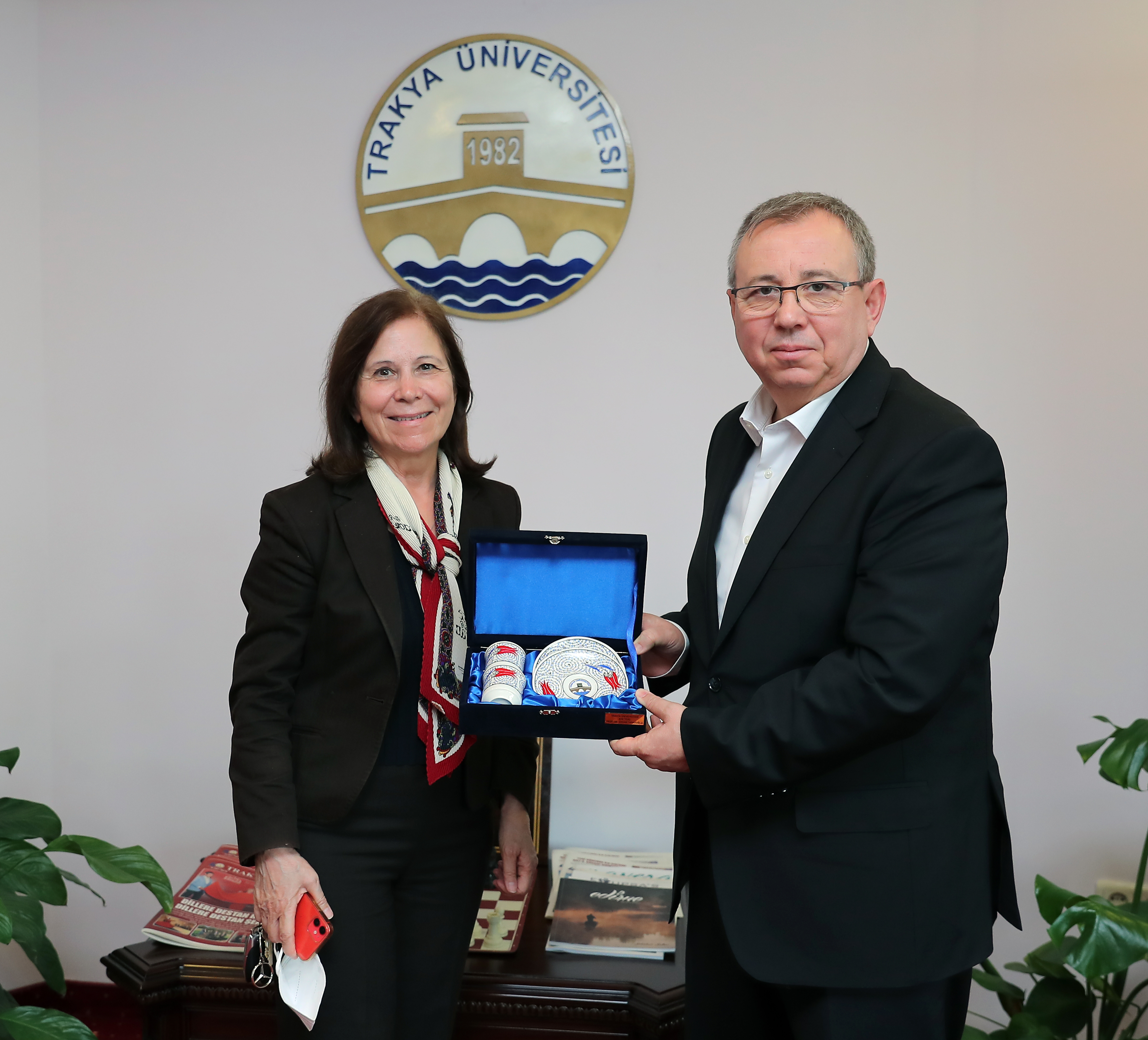 PROF. DR. GÜLFER MEHTAP YAZICIOĞLU’NDAN REKTÖR PROF. DR. ERHAN TABAKOĞLU’NA VEDA ZİYARETİ