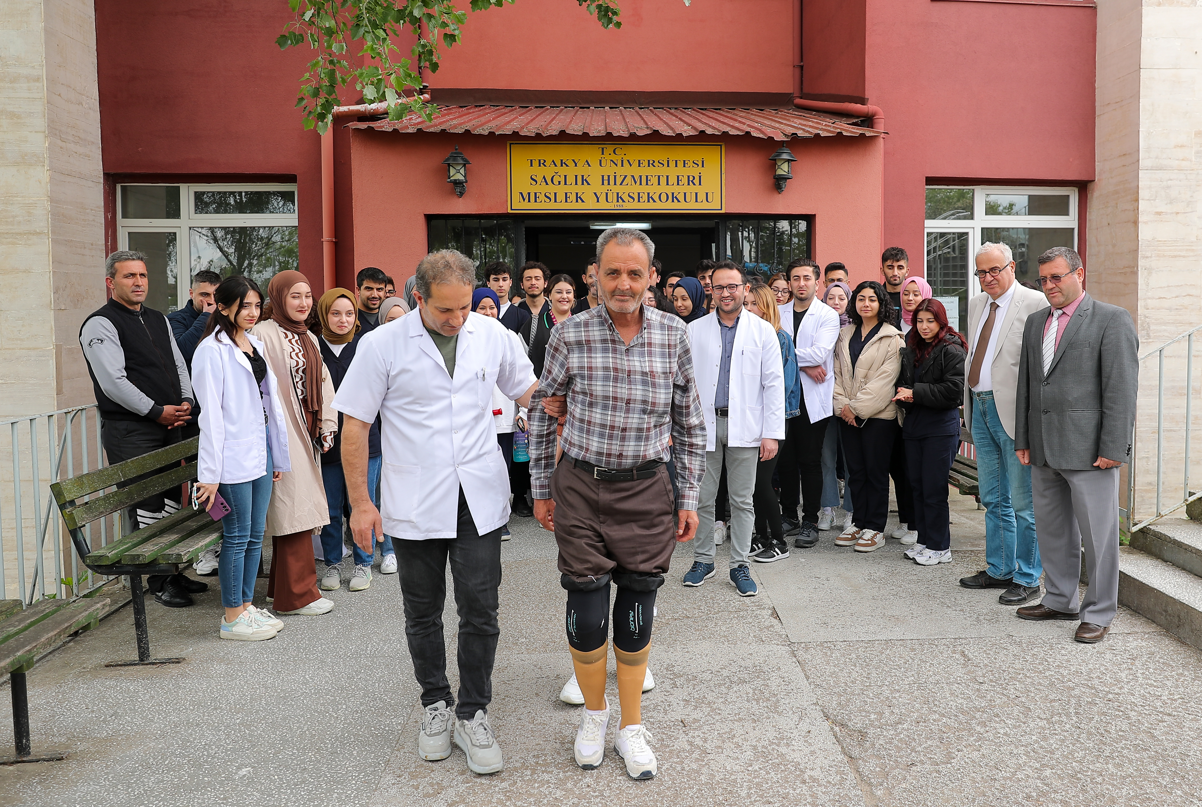 TRAKYA ÜNİVERSİTESİNDEN DEPREMDE UZVUNU KAYBEDEN VATANDAŞA YARDIM ELİ