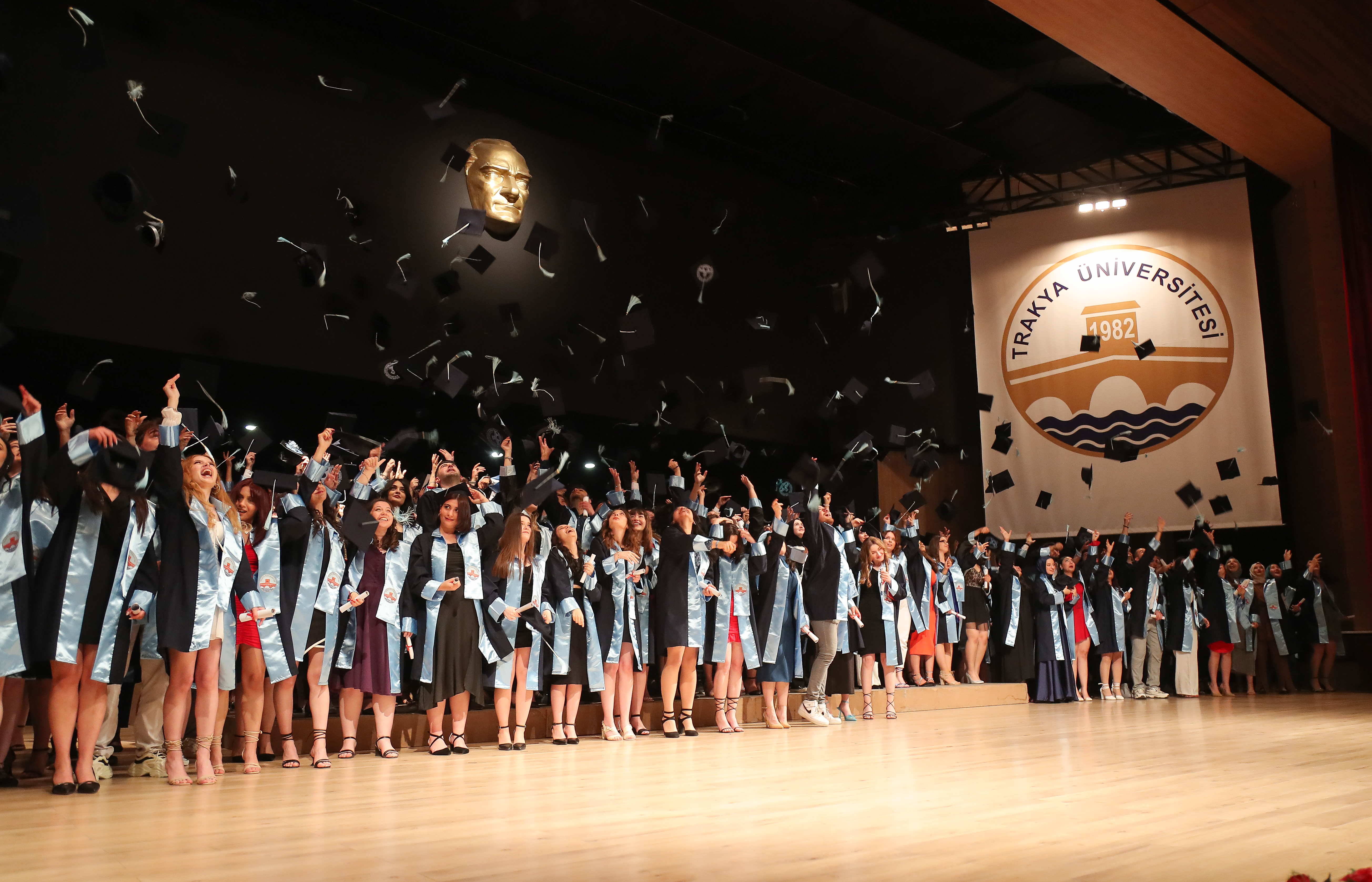 SAĞLIK HİZMETLERİ MESLEK YÜKSEKOKULU 2022-2023 AKADEMİK YILI MEZUNİYET TÖRENİ GERÇEKLEŞTİRİLDİ