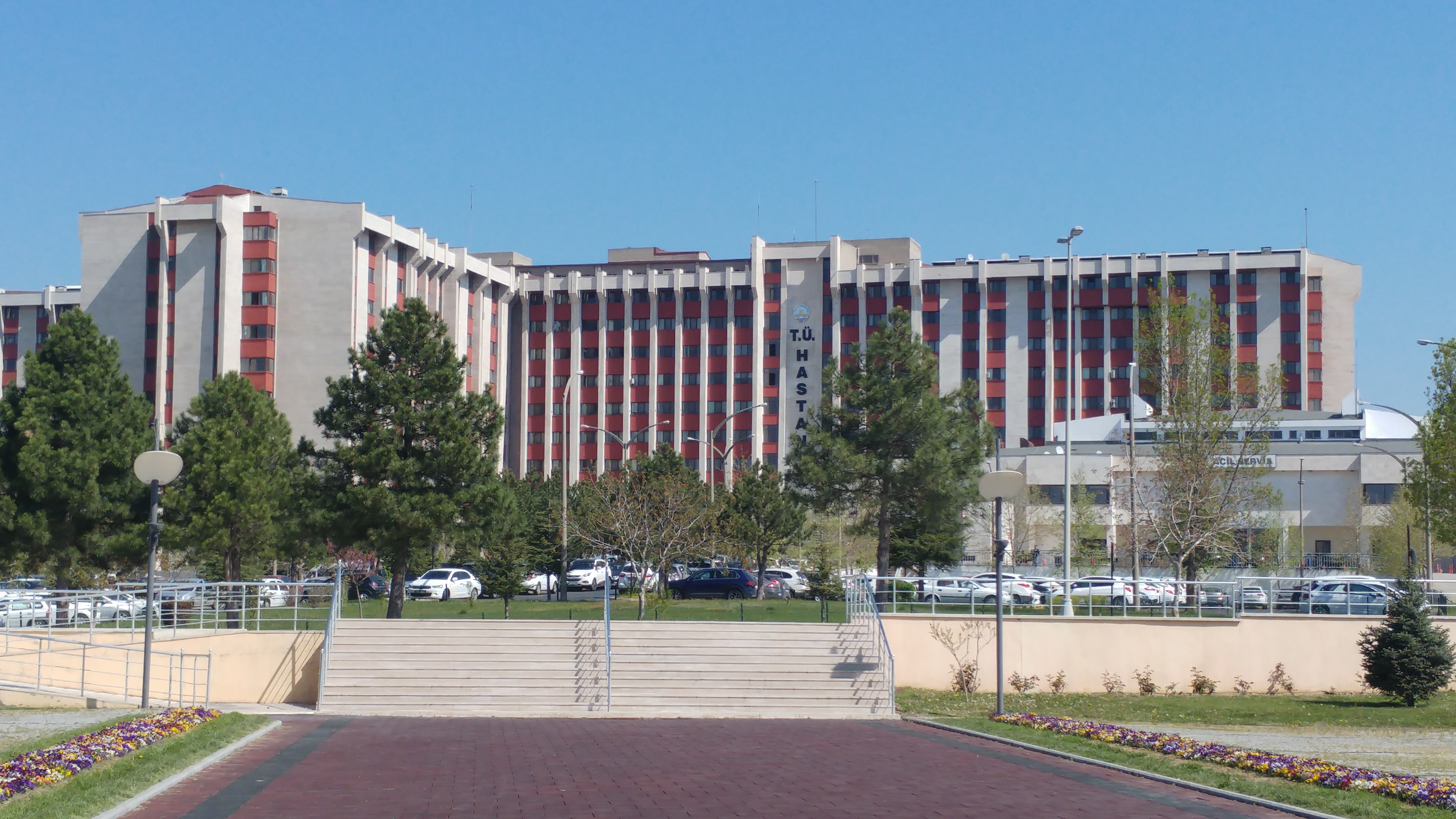 TRAKYA ÜNİVERSİTESİ HASTANESİNDE KADROYA GEÇEN PERSONELİN MAAŞ FARKLARI YATIRILDI