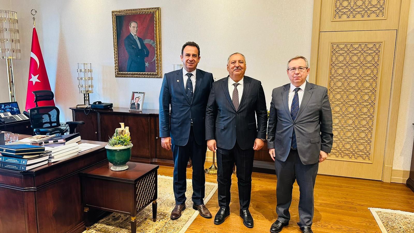 REKTÖR PROF. DR. ERHAN TABAKOĞLU VE REKTÖR YARDIMCISI PROF. DR. OSMAN NURİ HATİPOĞLU’NDAN, CUMHURBAŞKANLIĞI İDARİ İŞLER BAŞKANI DR. METİN KIRATLI’YA ZİYARET