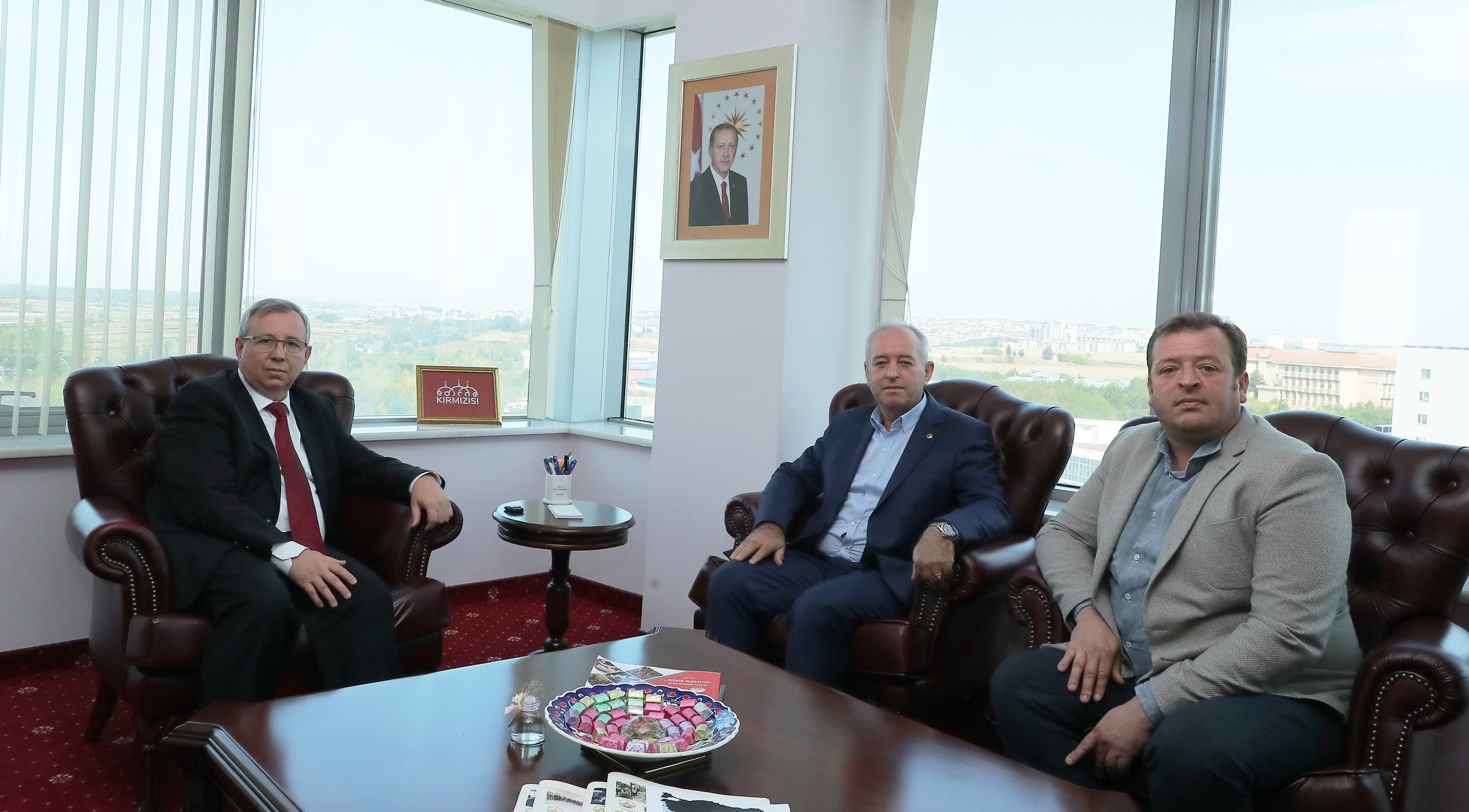 KEŞAN TİCARET BORSASI YÖNETİM KURULU BAŞKANI NECMİ KAYMAZ VE BAŞKAN YARDIMCISI MURAT ORHUN’DAN REKTÖR PROF. DR. ERHAN TABAKOĞLU’NA ZİYARET