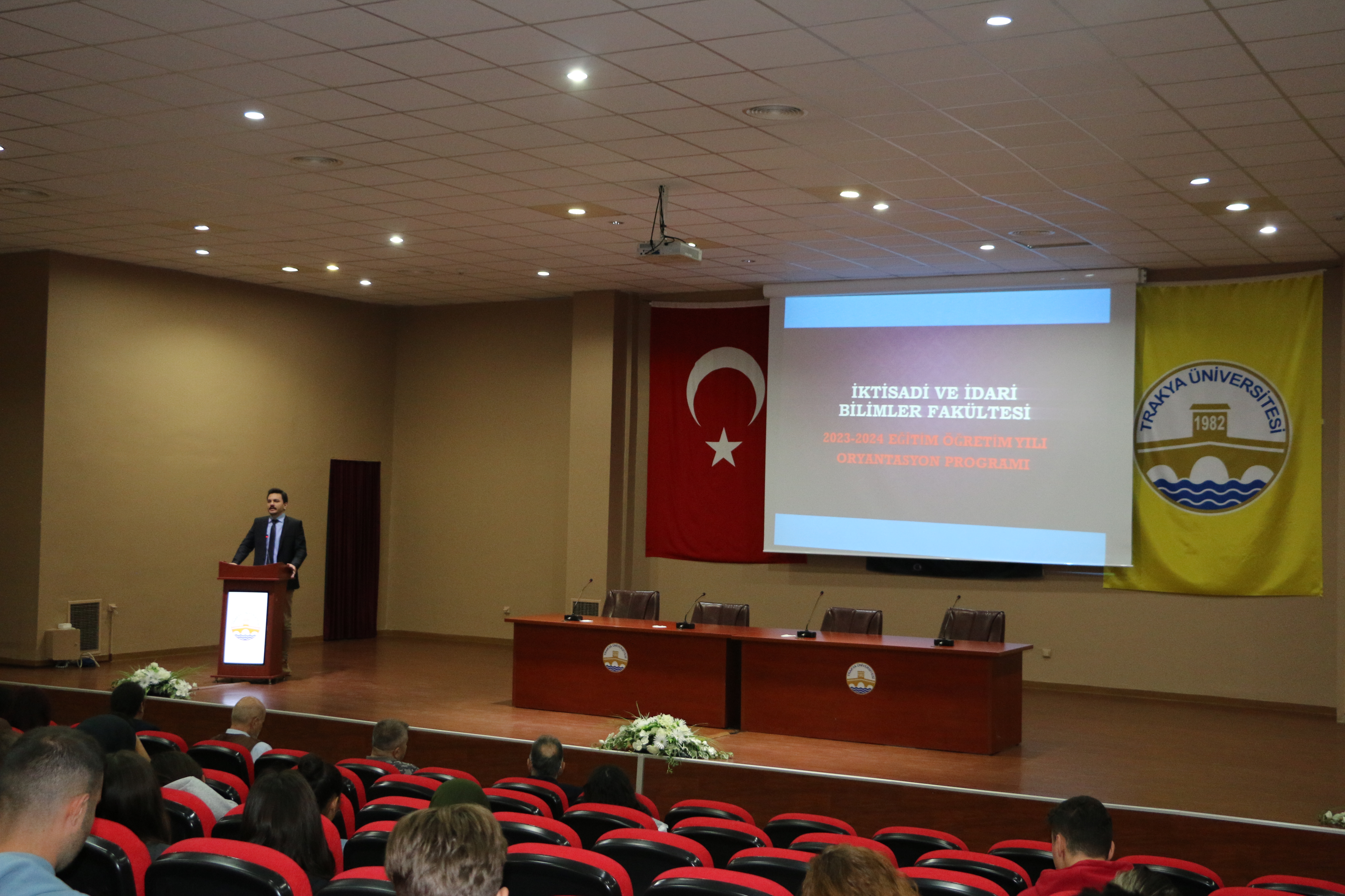 İKTİSADİ VE İDARİ BİLİMLER FAKÜLTESİNDE ORYANTASYON PROGRAMI DÜZENLENDİ