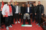 ÖĞRENCİLERİMİZ BAŞPEHLİVAN KAAN KAYA VE BAŞALTI PEHLİVANIMIZ BURAK KAYA İLE CAZGIR SABAHATTİN ERDOĞAN’DAN REKTÖR PROF. DR. ERHAN TABAKOĞLU’NA ZİYARET