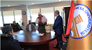 ÖĞRENCİLERİMİZ BAŞPEHLİVAN KAAN KAYA VE BAŞALTI PEHLİVANIMIZ BURAK KAYA İLE CAZGIR SABAHATTİN ERDOĞAN’DAN REKTÖR PROF. DR. ERHAN TABAKOĞLU’NA ZİYARET