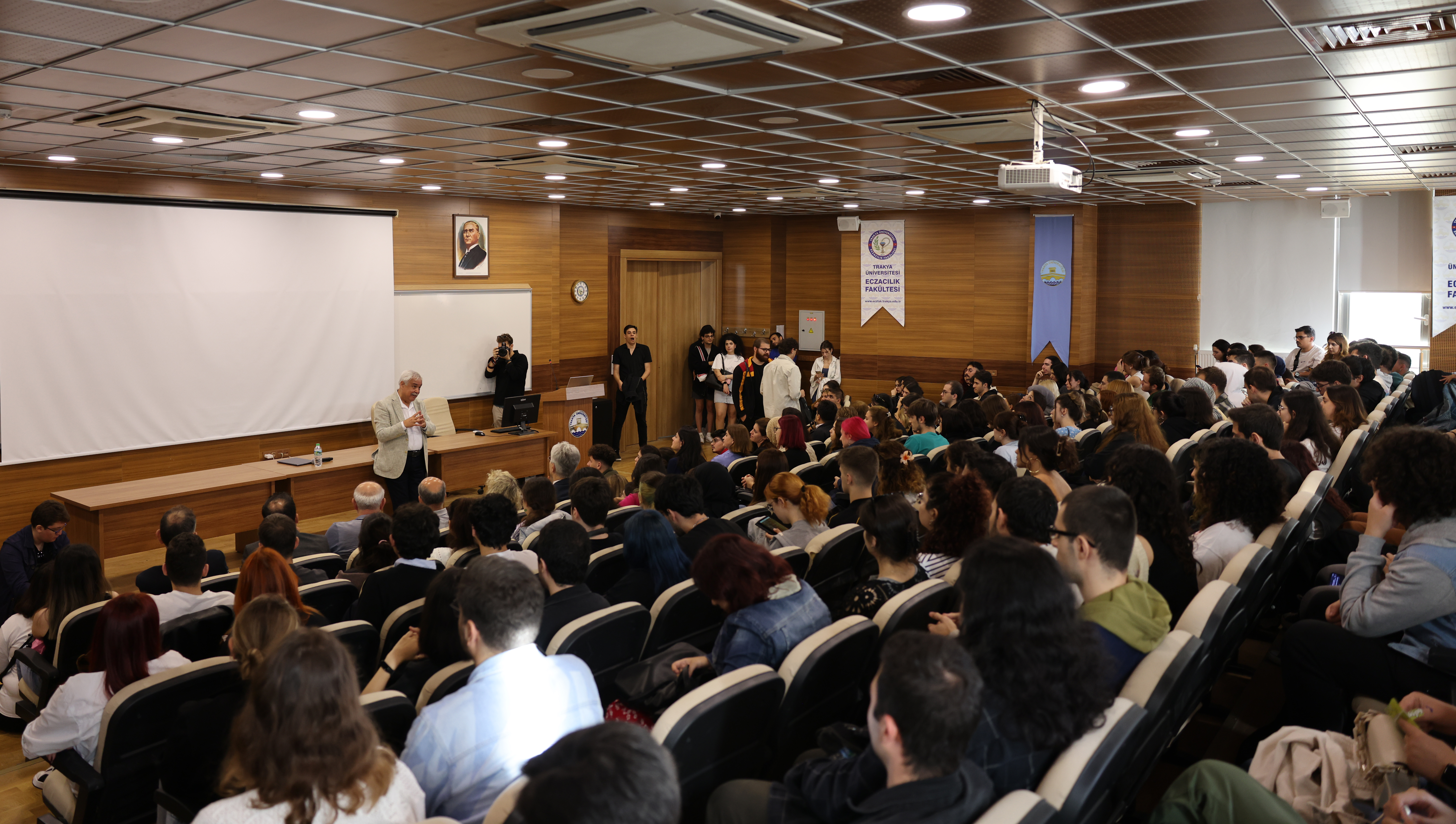 TRAKYA ÜNİVERSİTESİNDE “CUMHURİYETİMİZİN 100. YILINDA ÇOCUK EDEBİYATI VE ÇEVİRİ KONFERANSI” GERÇEKLEŞTİRİLDİ