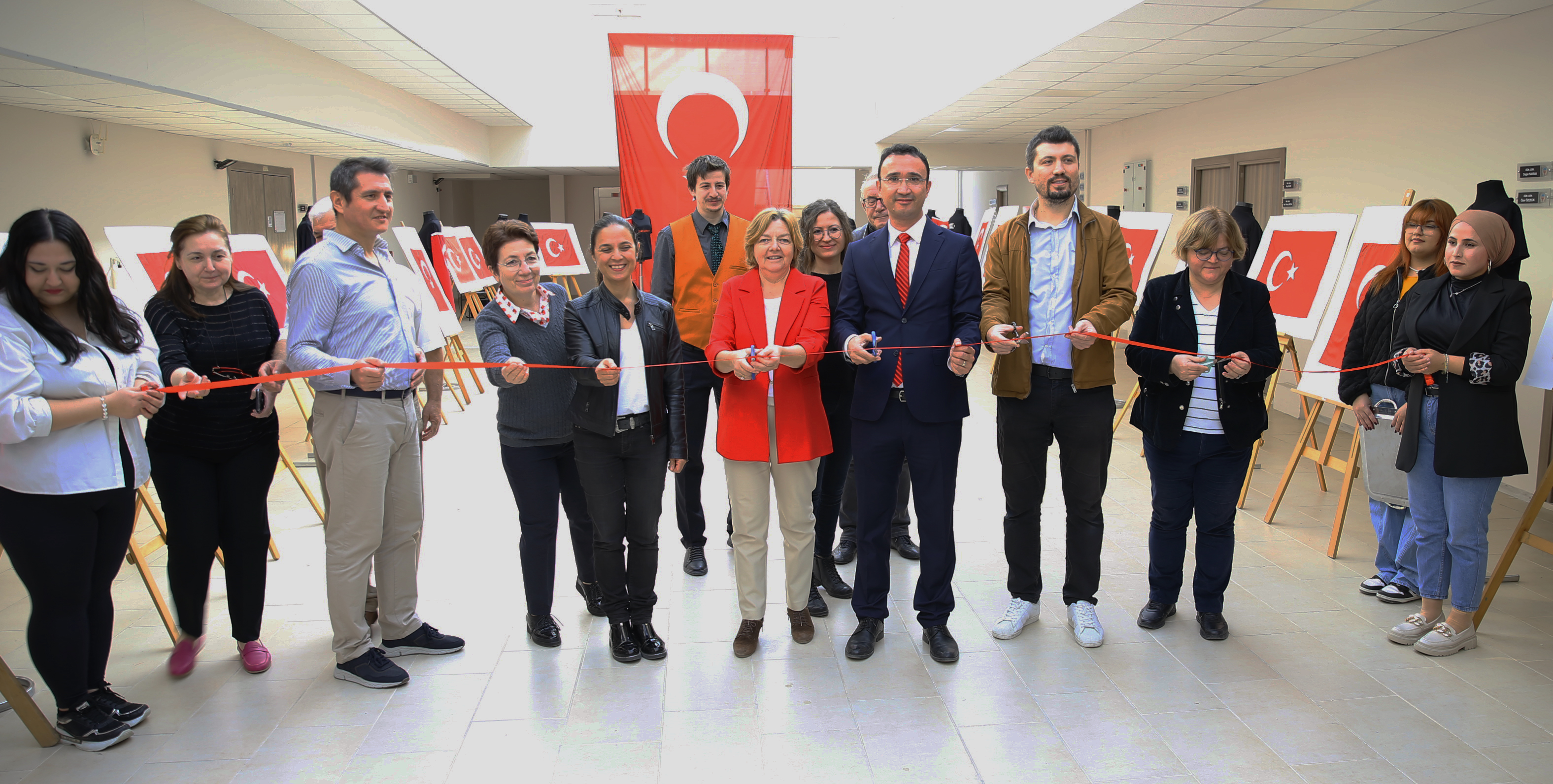 TRAKYA ÜNİVERSİTESİNDE TÜRK BAYRAĞI VE TİŞÖRTÜ DİKME ETKİNLİĞİ DÜZENLENDİ