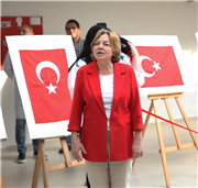 TRAKYA ÜNİVERSİTESİNDE TÜRK BAYRAĞI VE TİŞÖRTÜ DİKME ETKİNLİĞİ DÜZENLENDİ