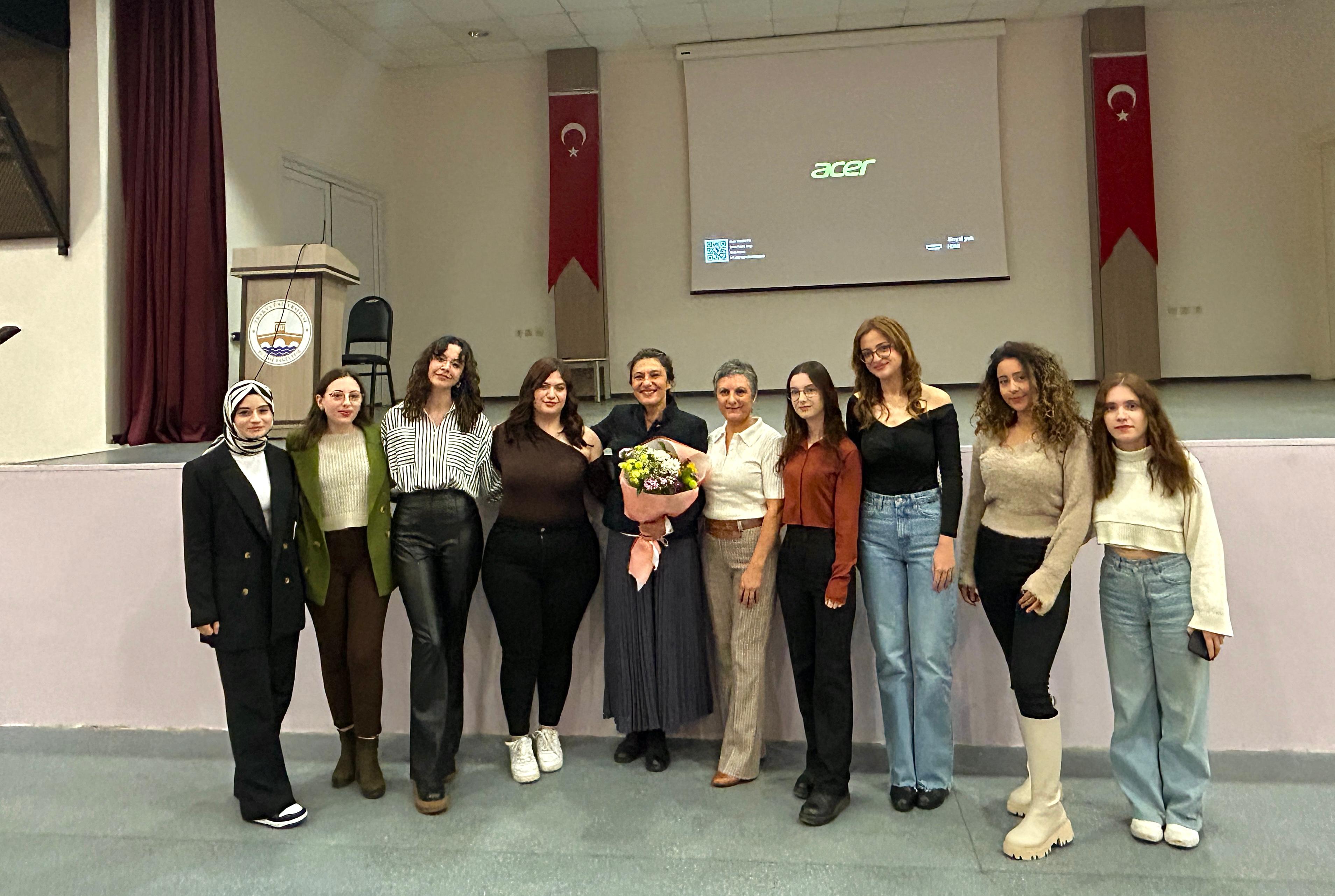 DR. ÖĞRETİM ÜYESİ GÜLSÜM KAV, İNGİLİZCE ÖĞRETMENLİĞİ BÖLÜMÜ ÖĞRENCİLERİ İLE BİR ARAYA GELDİ