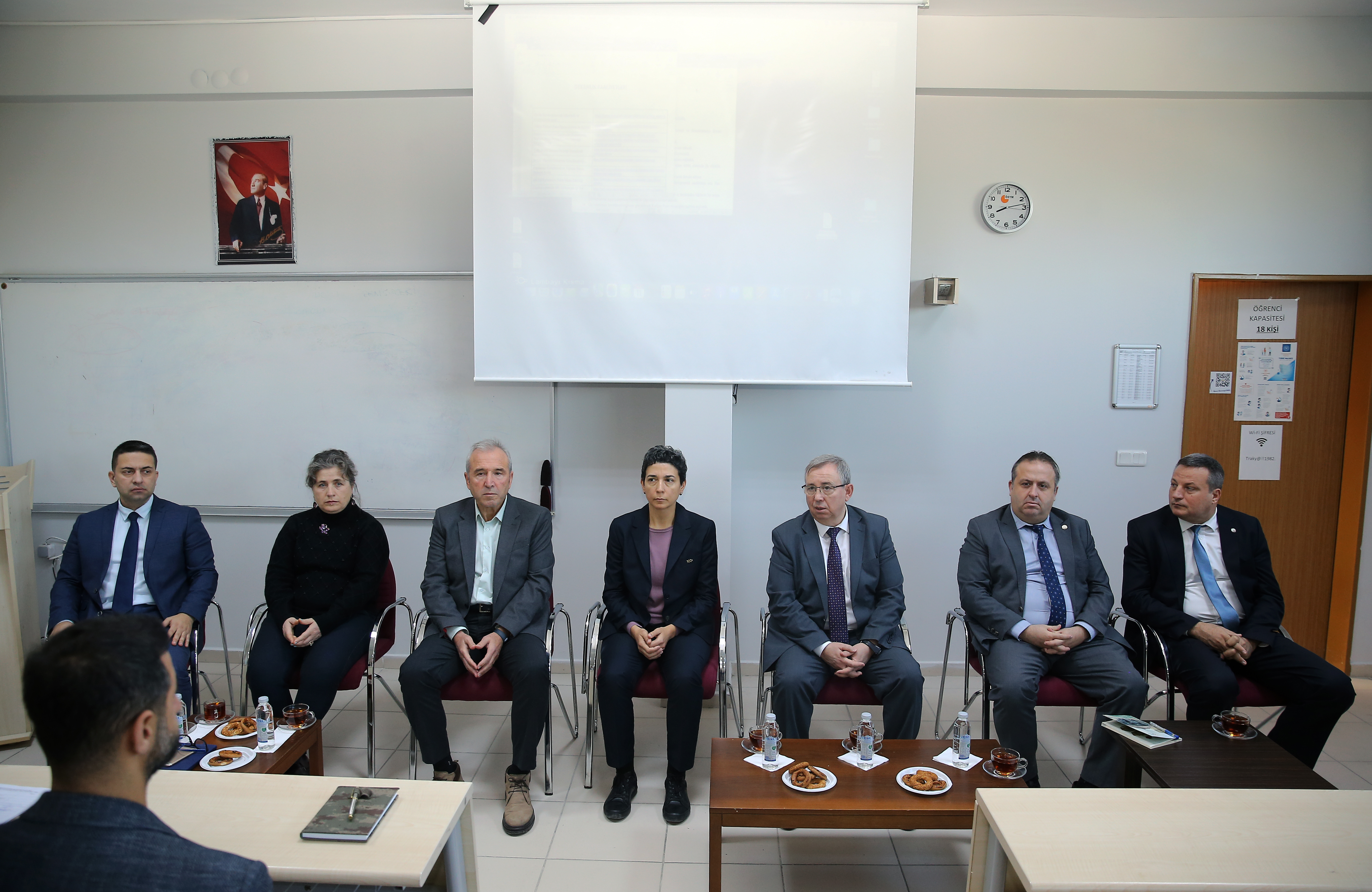 TRAKYA ÜNİVERSİTESİ KIRKPINAR SPOR BİLİMLERİ FAKÜLTESİ AKADEMİK KURUL TOPLANTISI DÜZENLENDİ