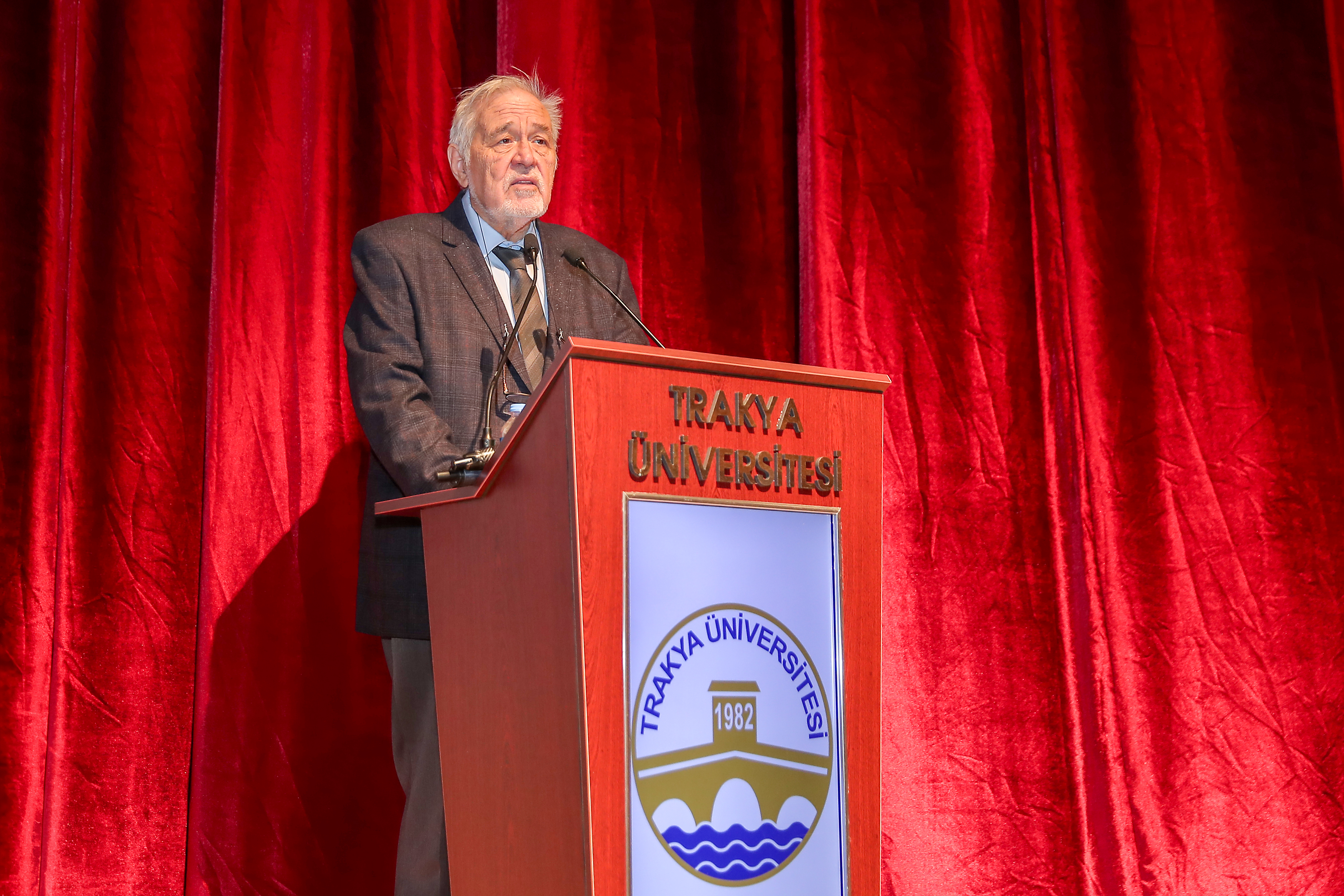 I.ULUSLARARASI BALKAN SEMPOZYUMUNDA PROF. DR. İLBER ORTAYLI KONUŞTU