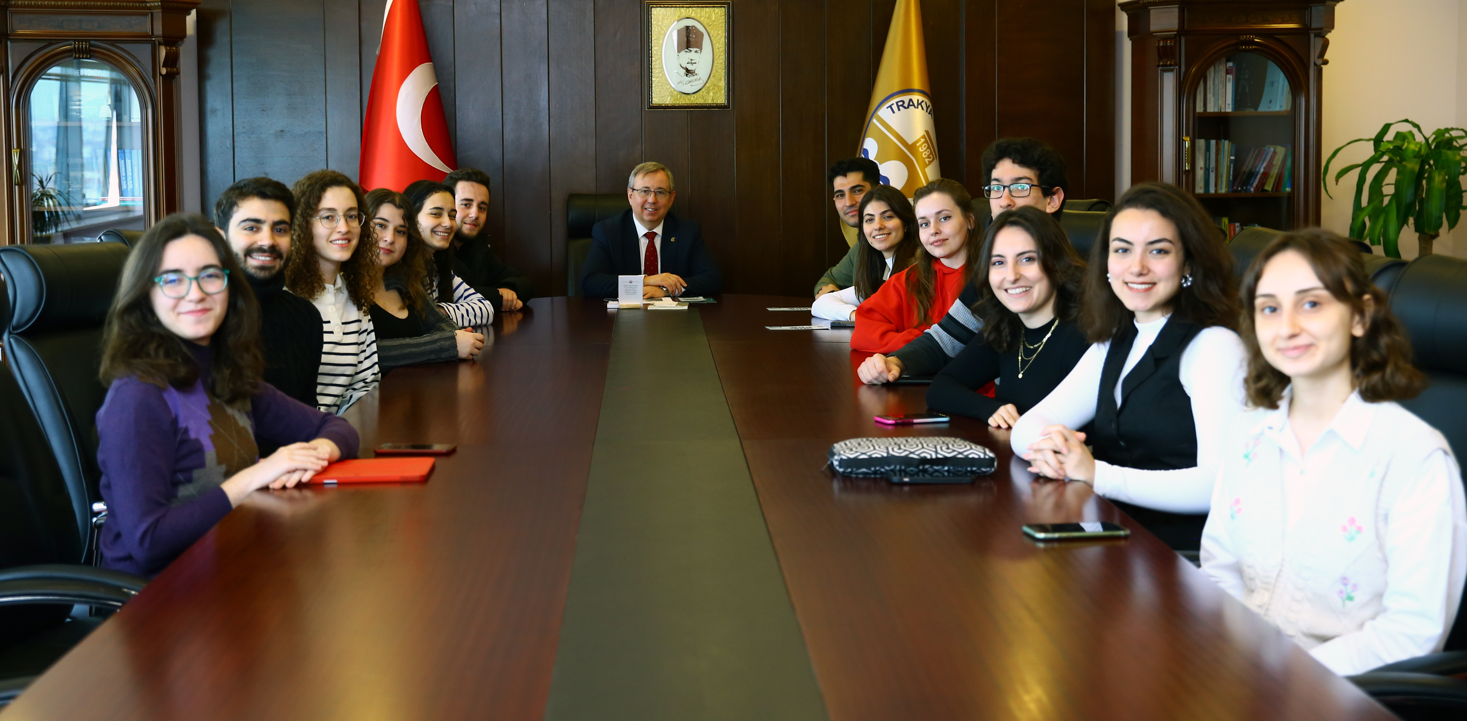 “HAYALLER GERÇEK OLSA TRAKYA TOPLULUĞU”NDAN REKTÖRÜMÜZE ZİYARET